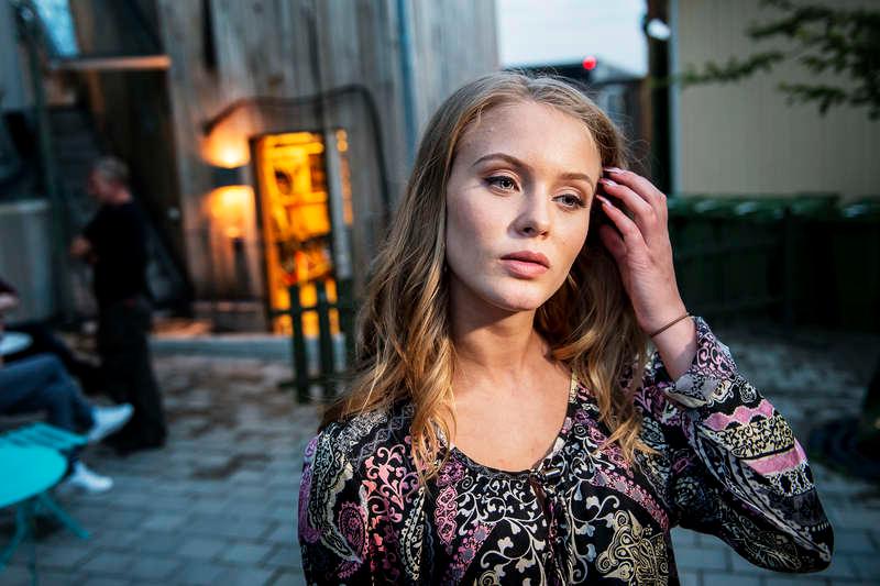 En radiopratare bad sina lyssnare att ge Zara Larsson, 17, en örfil om de såg henne.