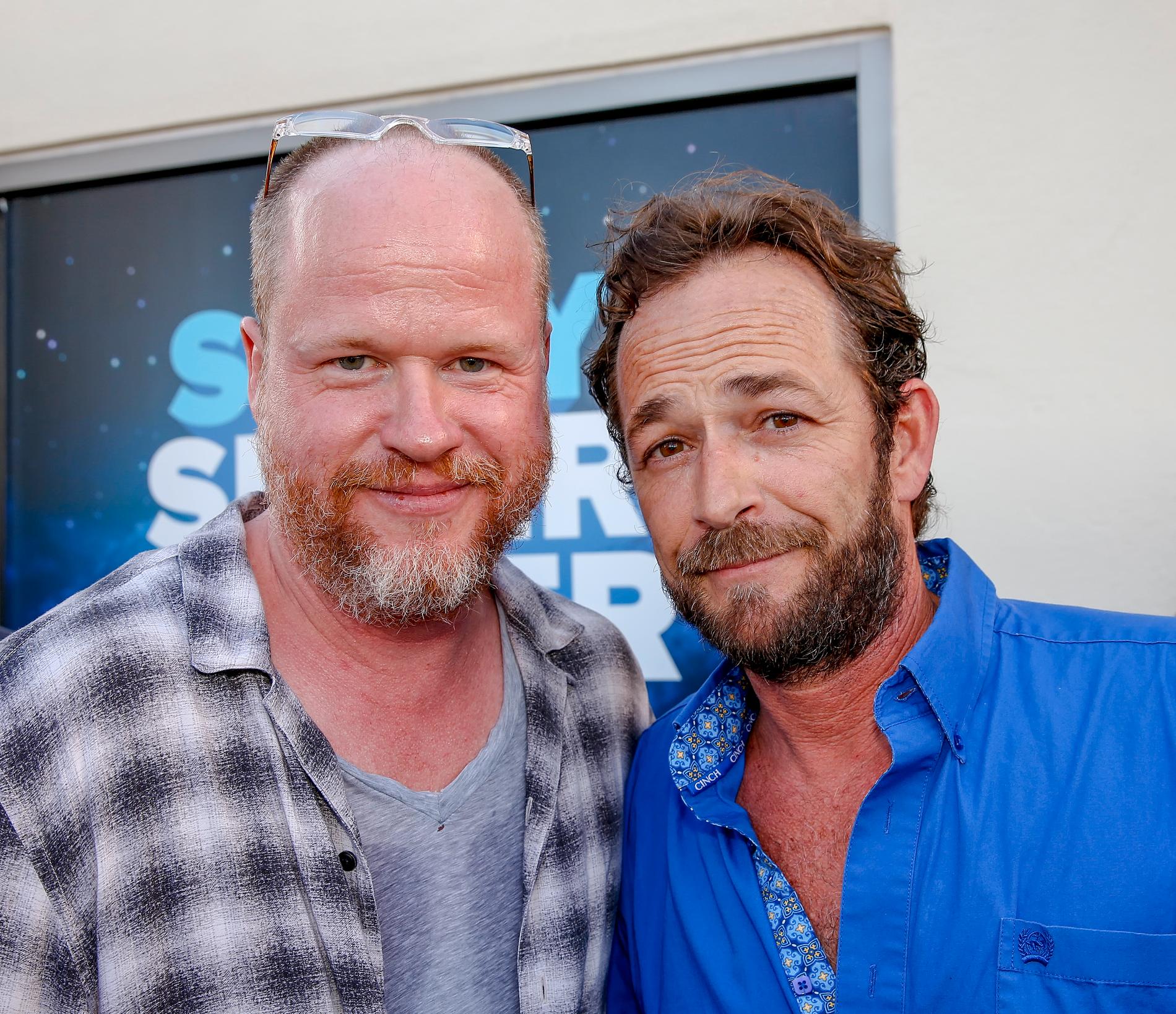 Joss Whedon med Luke Perry på ett event i San Diego 2016.