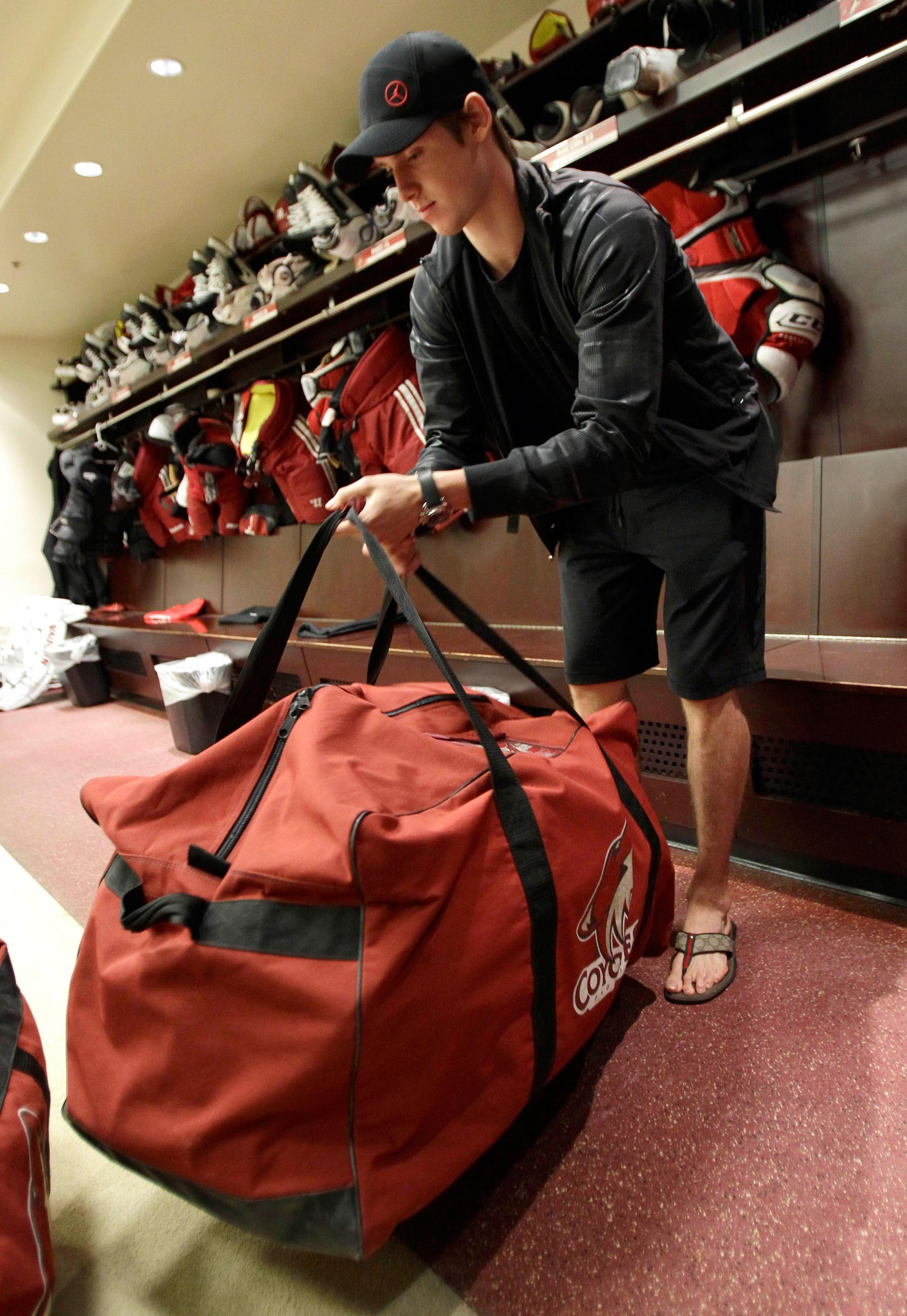 Ekman-Larsson packar ihop sina saker efter att Phoenix Coyotes åkt ur NHL-slutspelet. Nu bär det av till VM i Slovakien.
