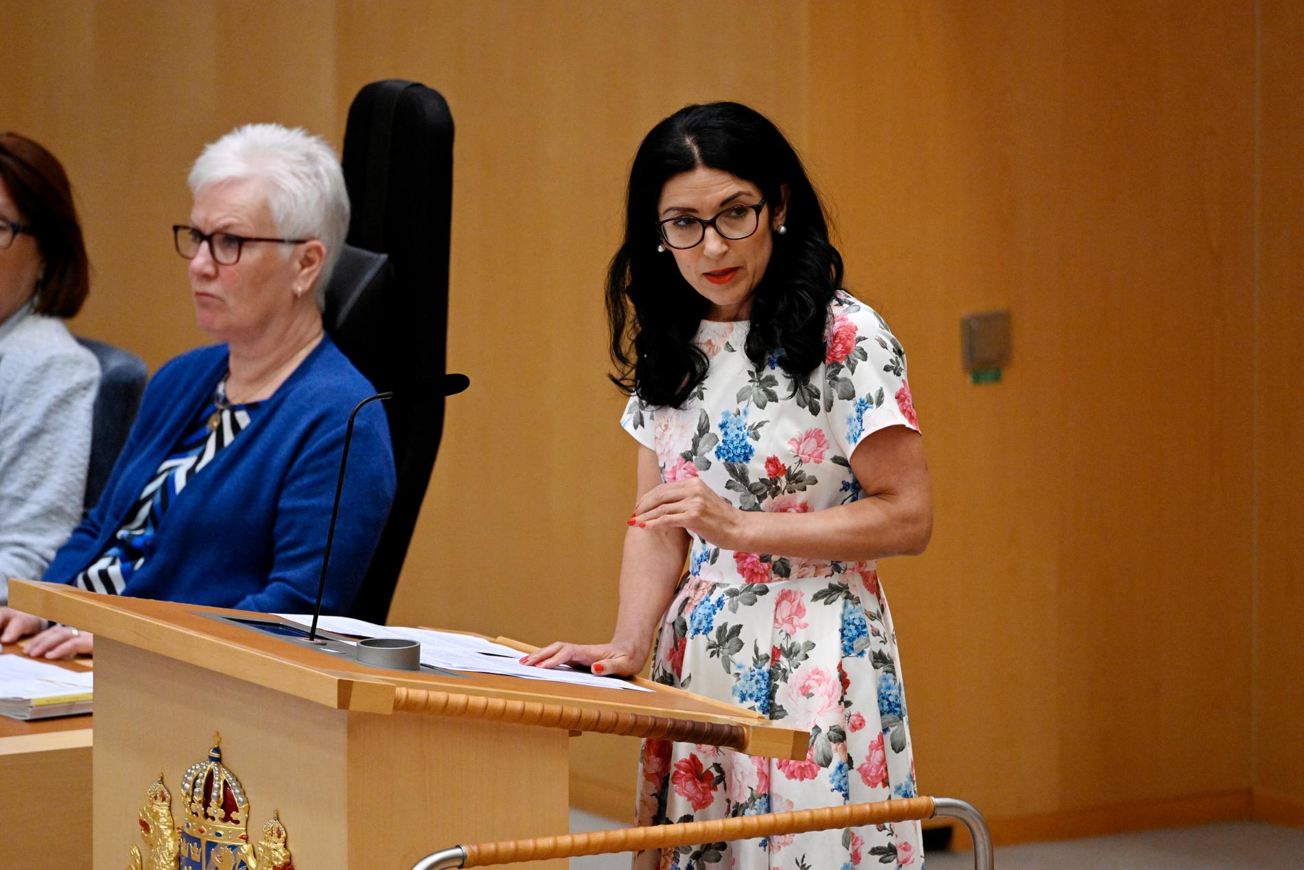 Amineh Kakabaveh under tisdagens misstroendeomröstning om Morgan Johansson i riksdagen.