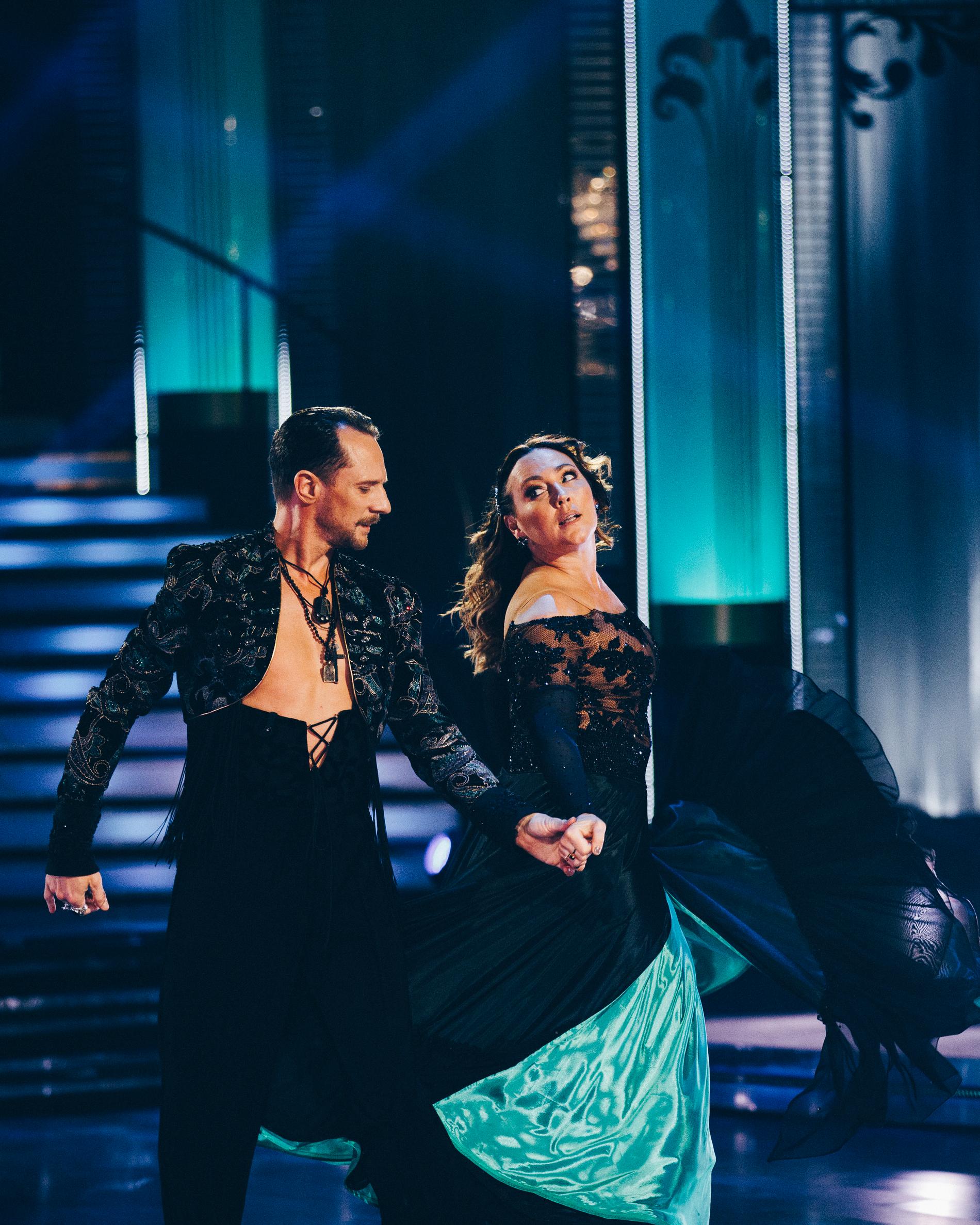 Hanna Hedlund dansar med Tobias Wallin.