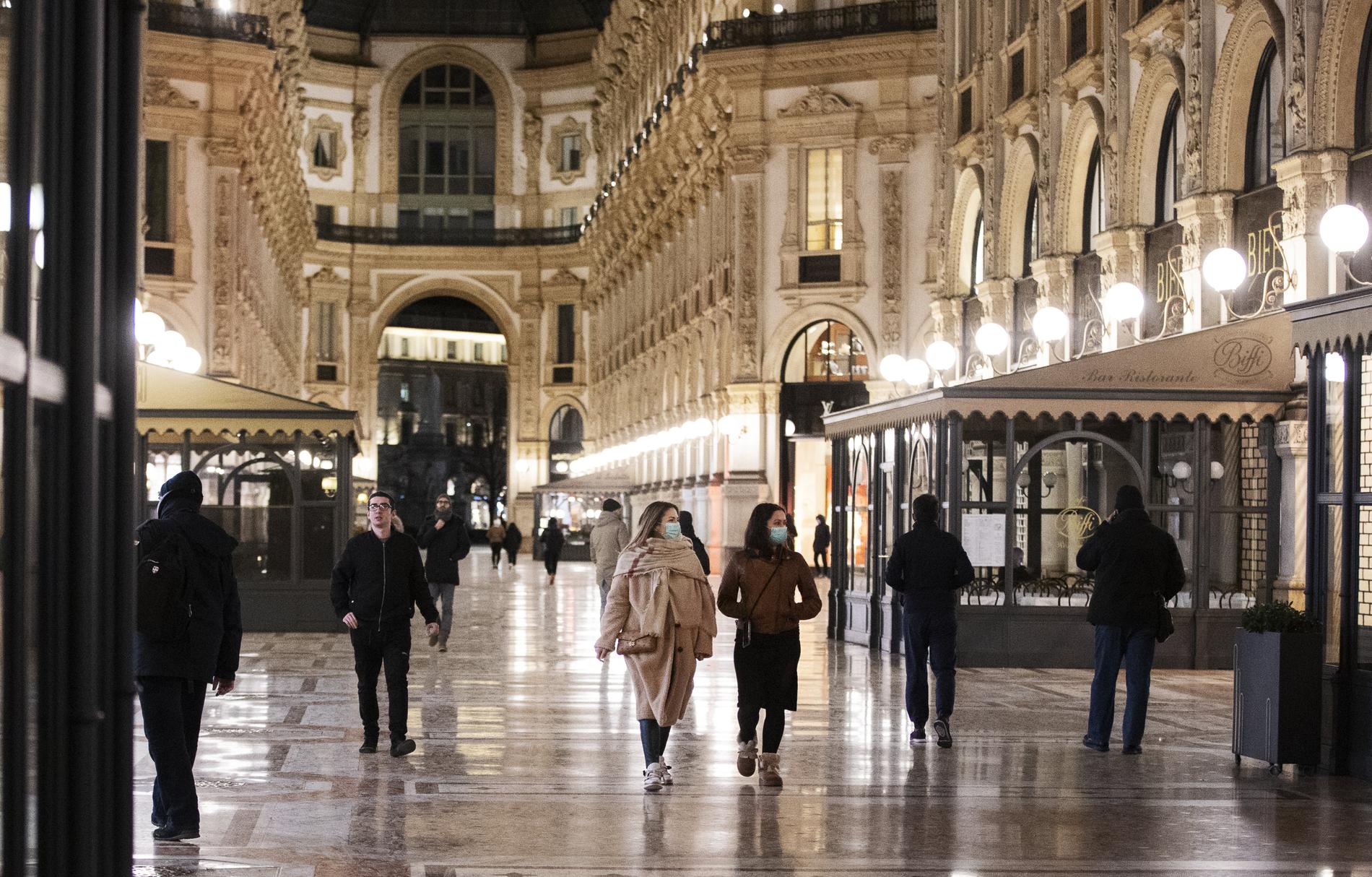 Människor med munskydd i Galleria Vittorio Emanuele i Milano i slutet av februari.