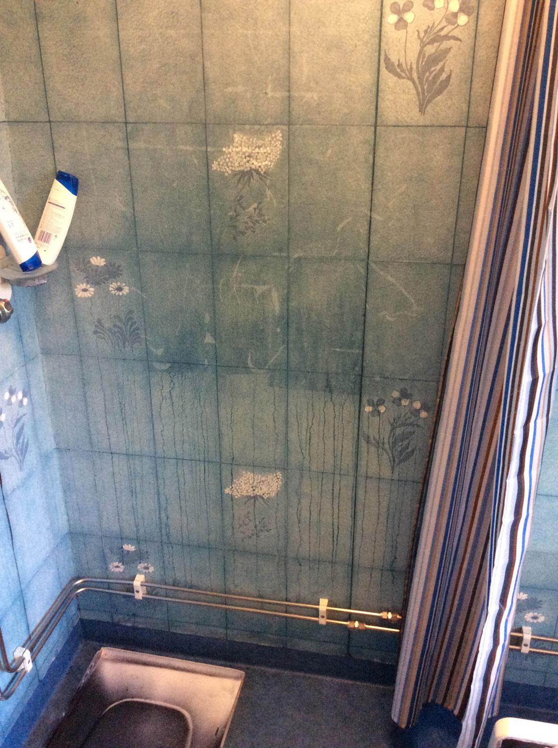 I duschen finns spår efter polisens arbete.