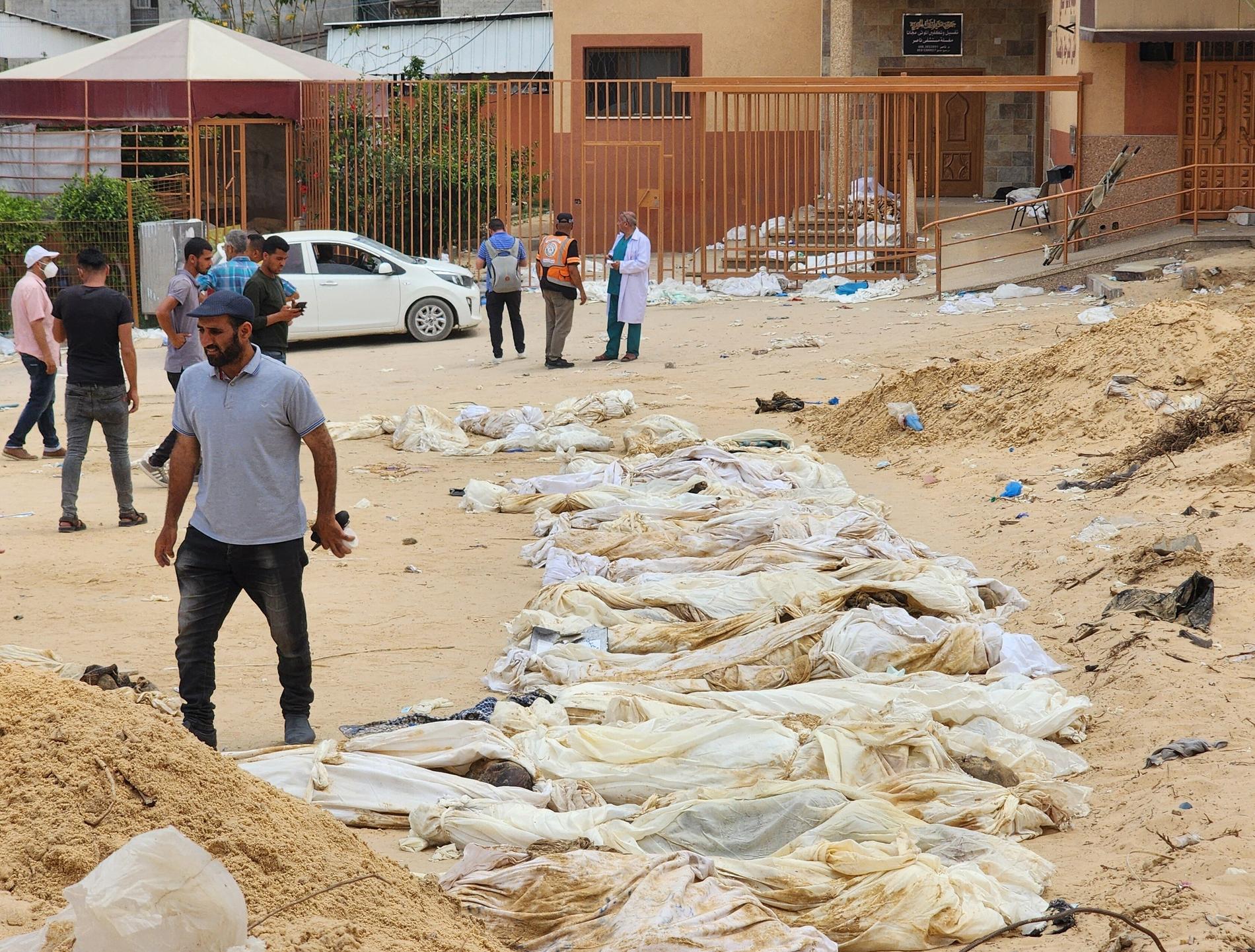 Nära 400 dödade palestiniers kroppar har hittats i massgravar i Gaza, enligt uppgifter.