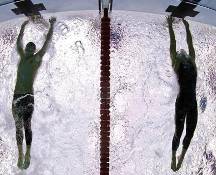 Konspirationsteoretiker hävdar att Michael Phelps, till vänster i bilden, fick stryk av Milorad Cavic, till höger, i ett av OS-loppen.