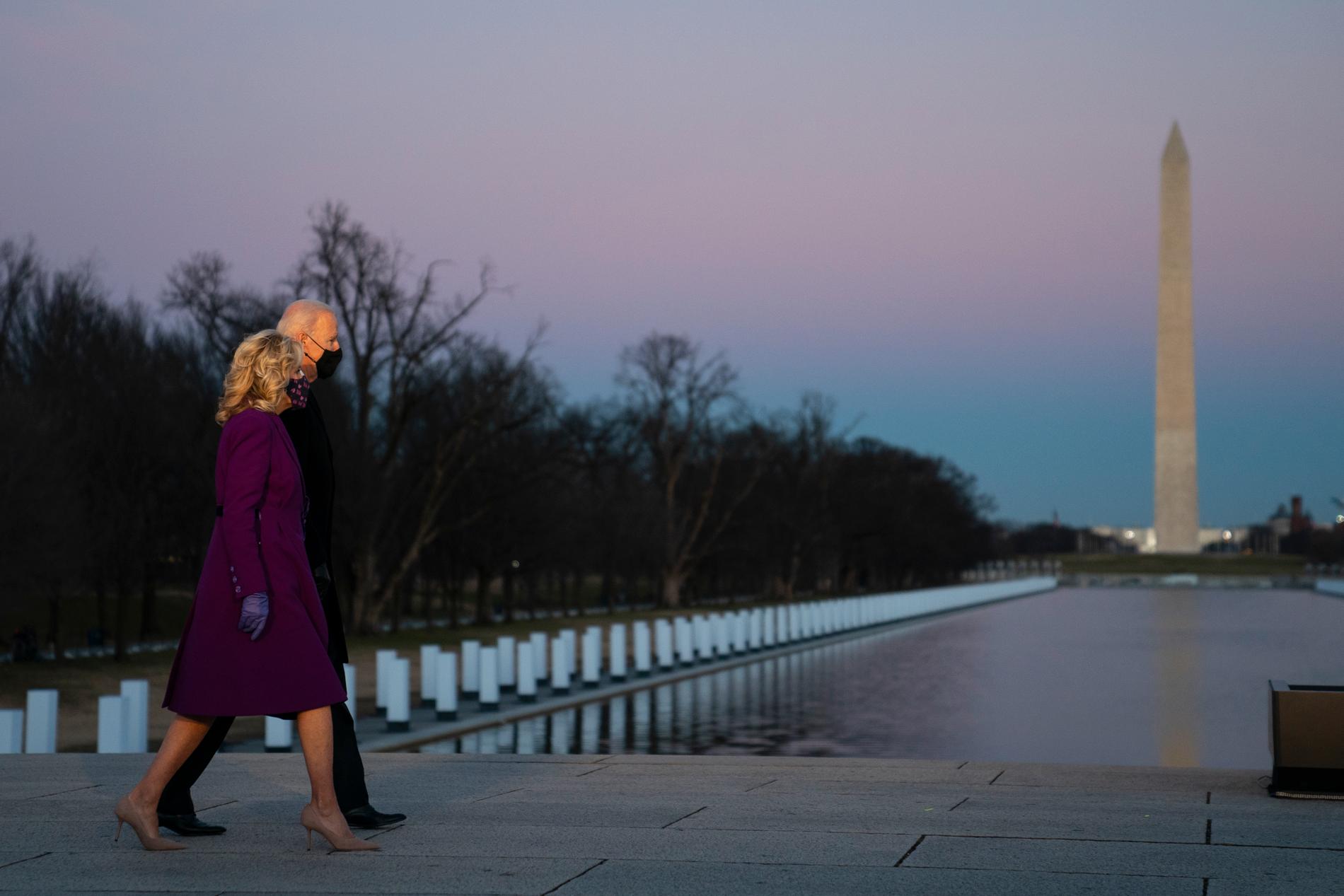 USA:s tillträdande president Joe Biden och hans hustru Jill vid Lincoln Memorial i Washington DC på tisdagskvällen.