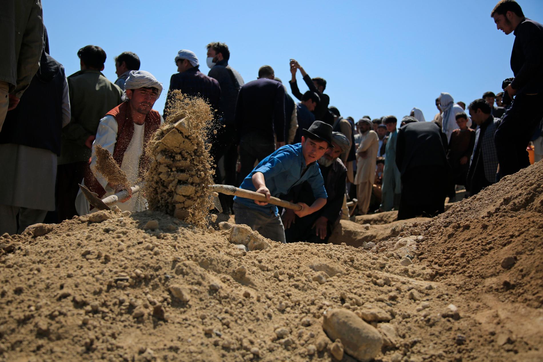 Ett offer för lördagens attack mot en afghansk flickskola begravs i Kabul.
