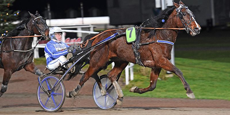 Carina Jönsson spikade en häst på sitt miljonsystem, Ready Trophy med kusken Jorma Kontio (V75–4)