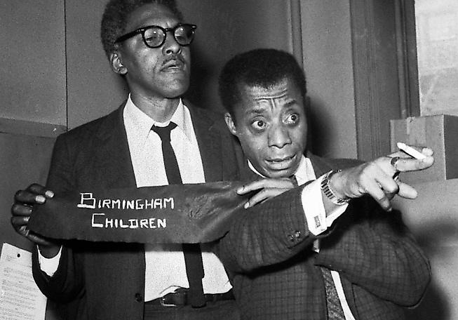 Författaren James Baldwin (till höger) på en presskonferens inför en demonstration i New York 1963. Armbindel skulle bäras i protest mot morden på svarta barn i Alabama.