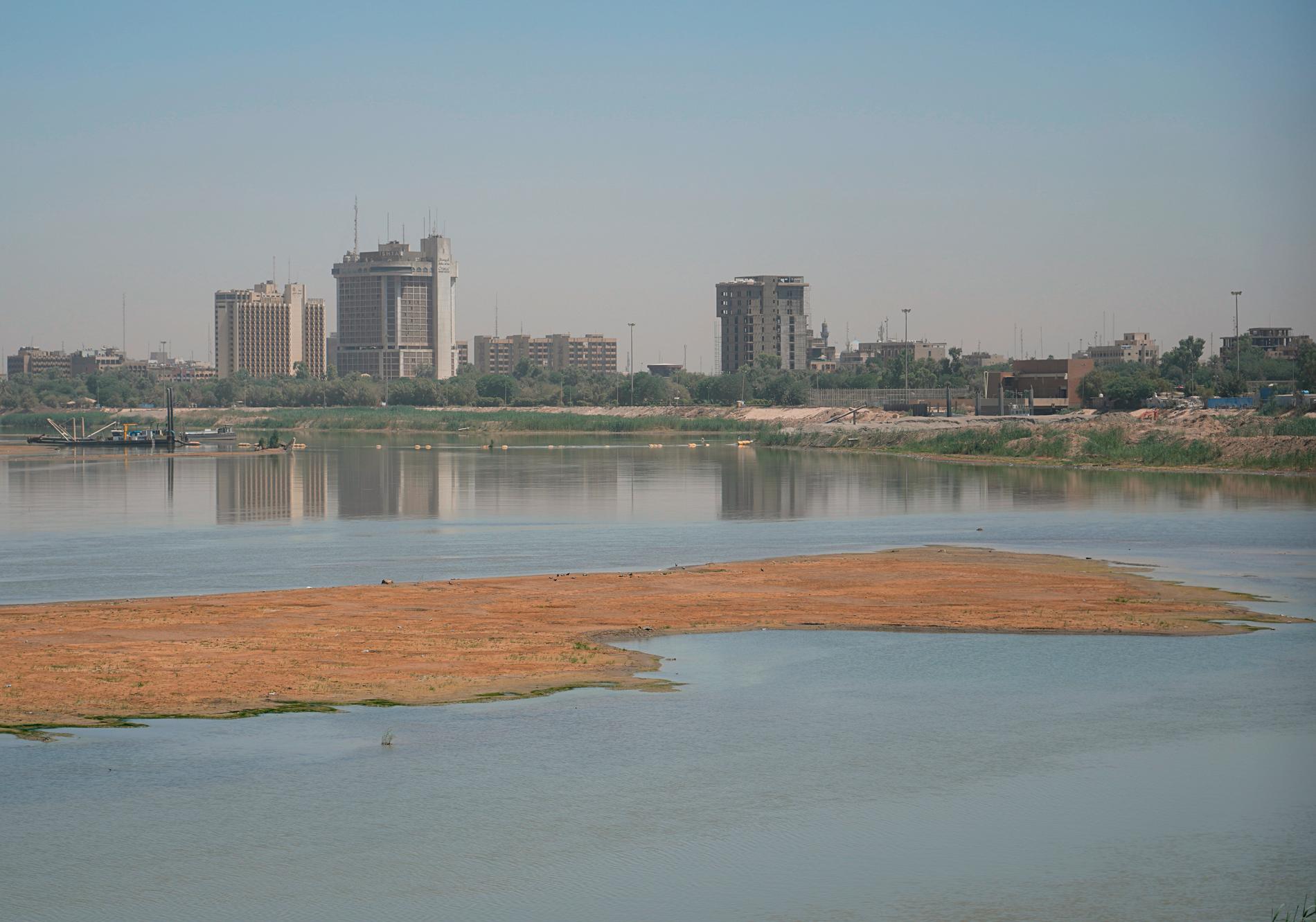 Lågvatten i floden Tigris, Bagdad, den 28 maj 2022. 