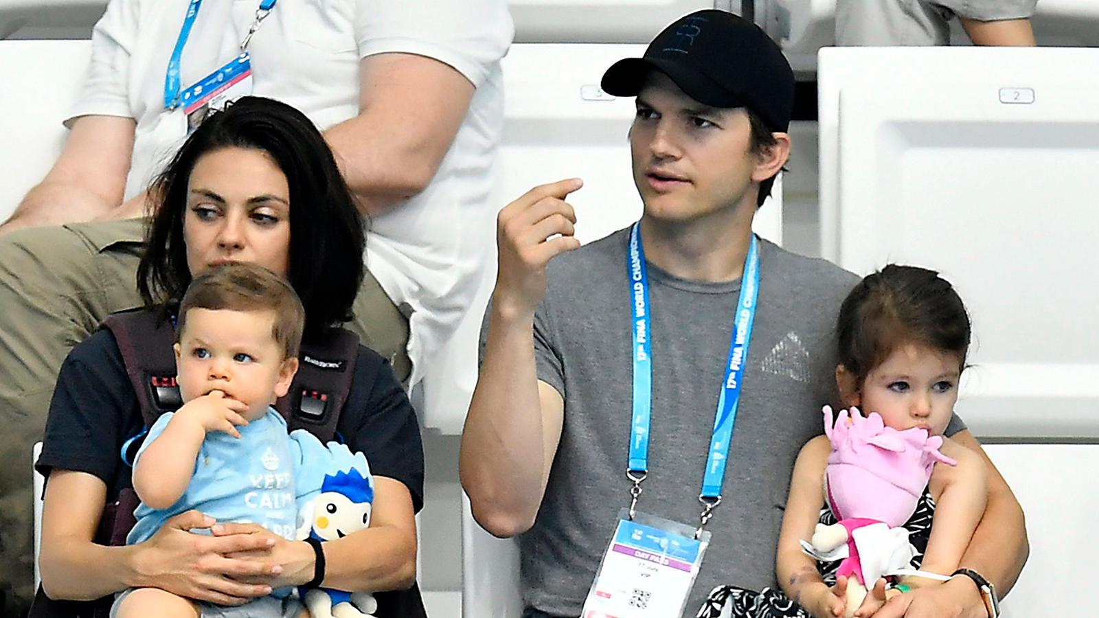 Mila Kunis och Ashton Kutcher med sina barn 2017.