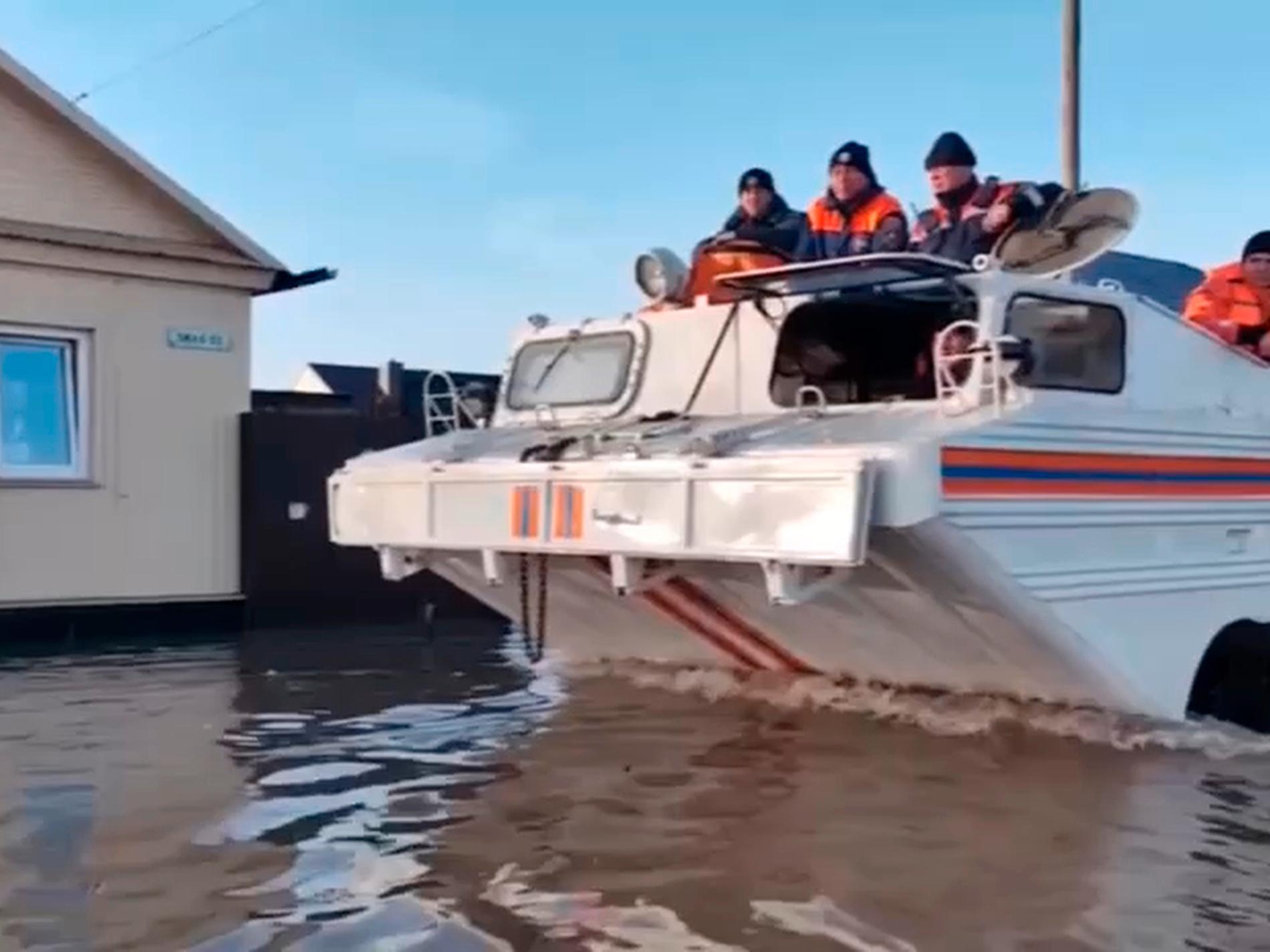 4 000 evakuerade efter dammkollaps i ryska Orsk