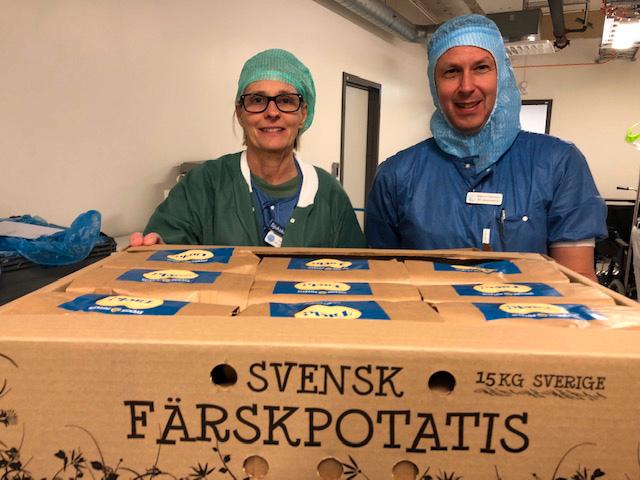 Pia Hultman och Magnus Ivarsson tog emot färskpotatis på S:t Görans sjukhus. 