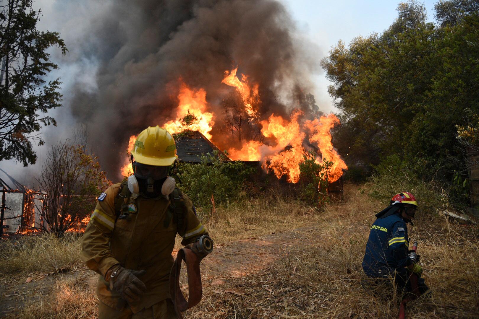 Elden slukar ett hus i grekiska byn Lampiri, strax utanför Patras.