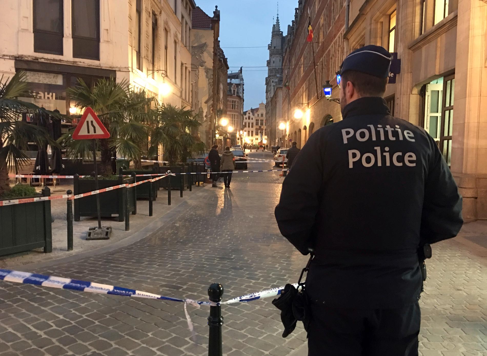 Platsen där en polisman knivhöggs i centrala Bryssel spärrades av.