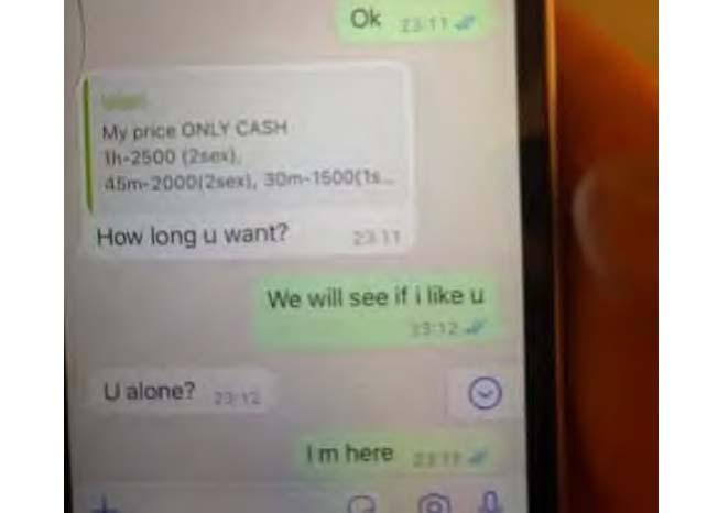 Läkarens sms till den prostituerade kvinnan. Han vill ”se om han gillar henne” innan han bestämmer hur länge han vill köpa sex.