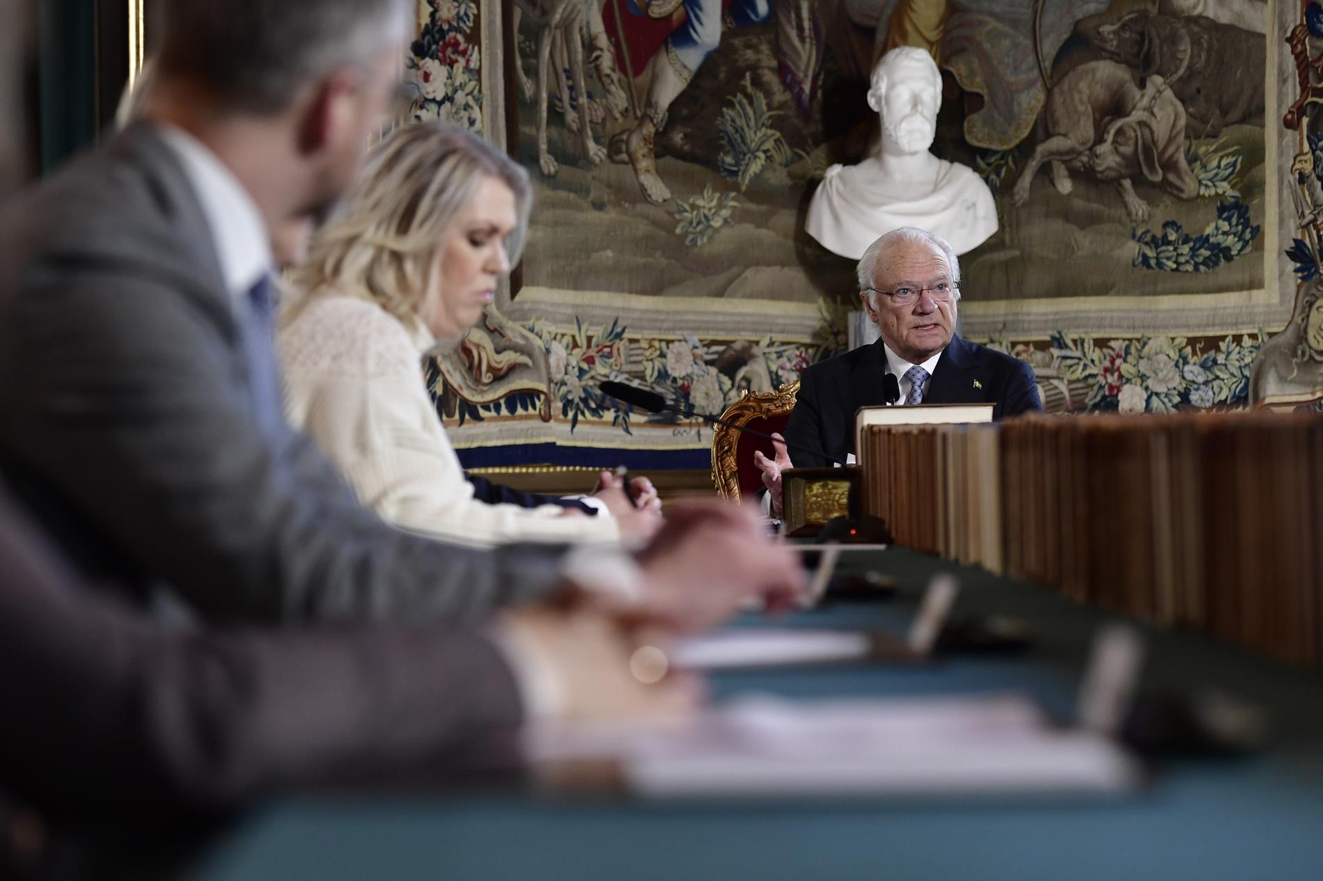 Kung Carl Gustaf vid den extra informationskonseljen på onsdagseftermiddagen. I förgrunden socialminister Lena Hallengren (S).