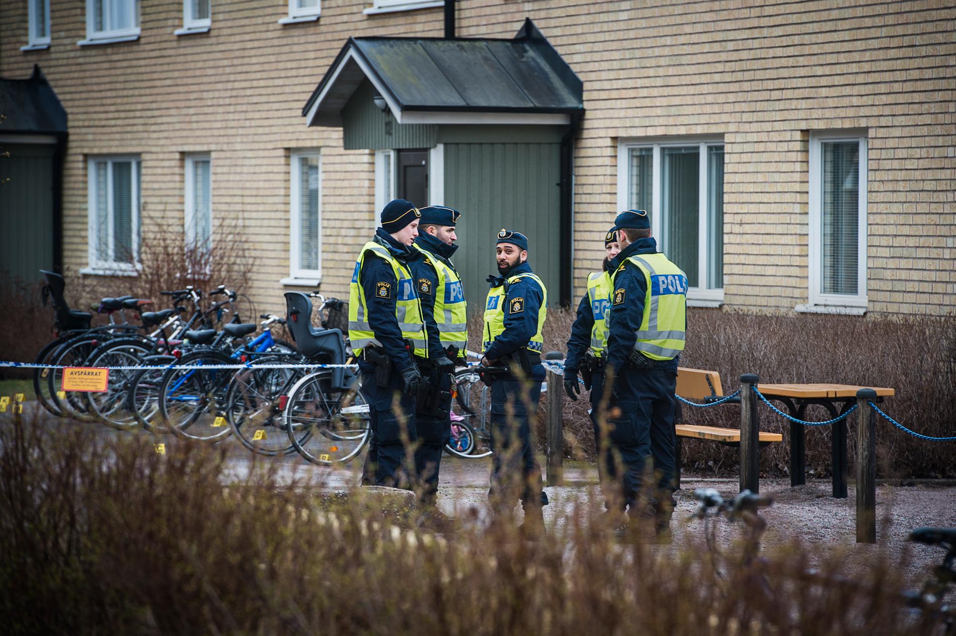 Kritik har riktats mot polisen efter en dödsskjutning av en man i Uppsala.