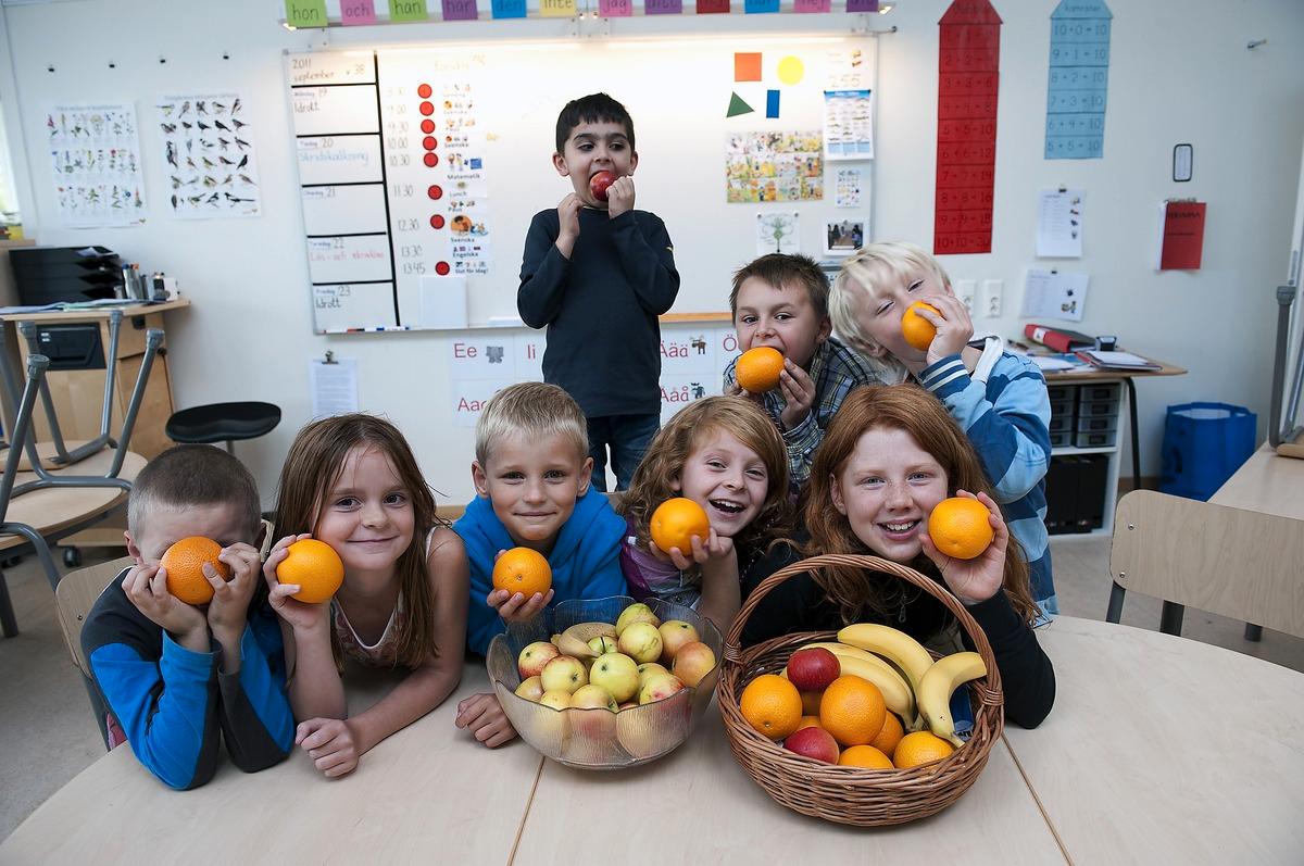 FÖRMÅN SOM BÄR FRUKT Här på Prolympiaskolan i Jönköping där barnen har idrott och hälsa på schemat är fruktstunden ett viktigt energitillskott.
