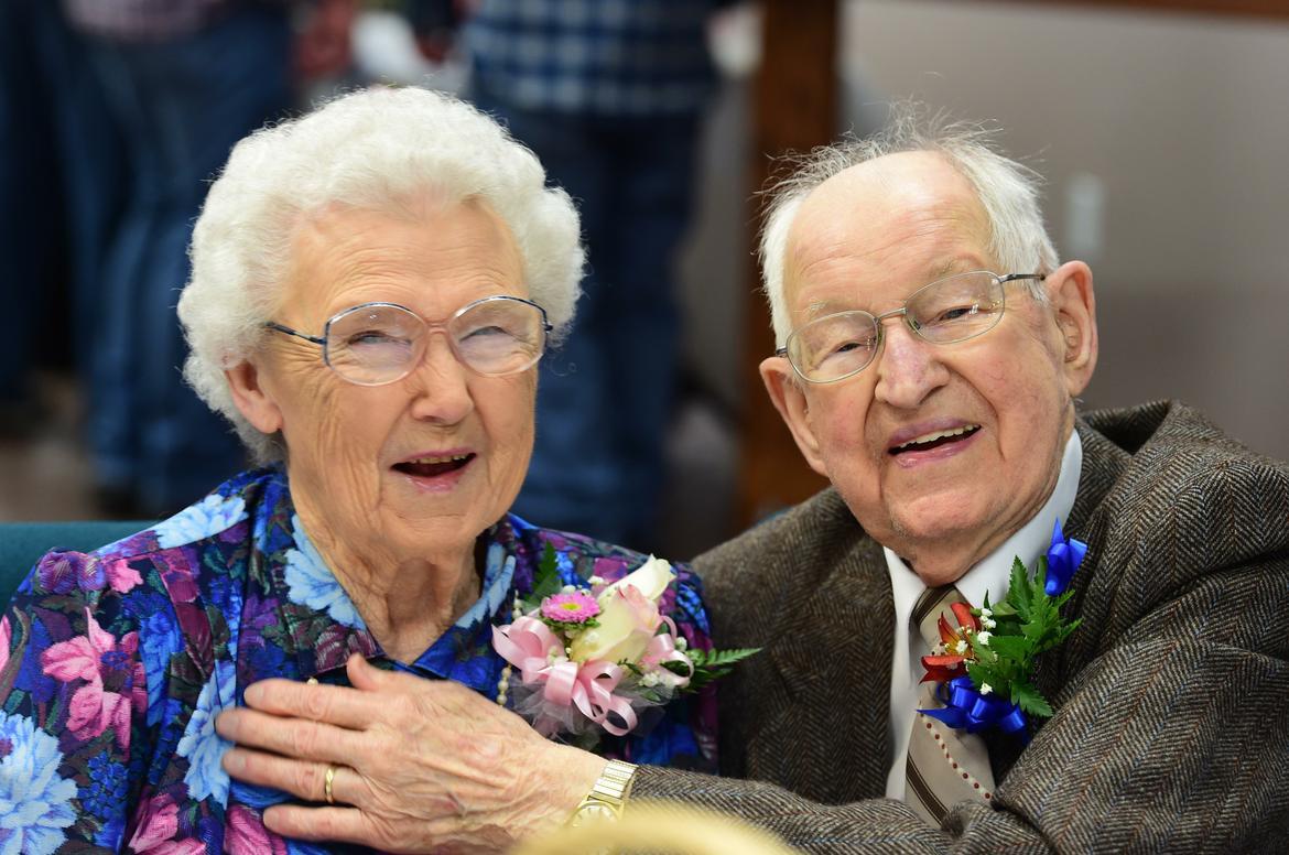 Irma Schluter, 92, och Harvey Schluter, 103, firade sin 75:e bröllopsdag i mars i år.