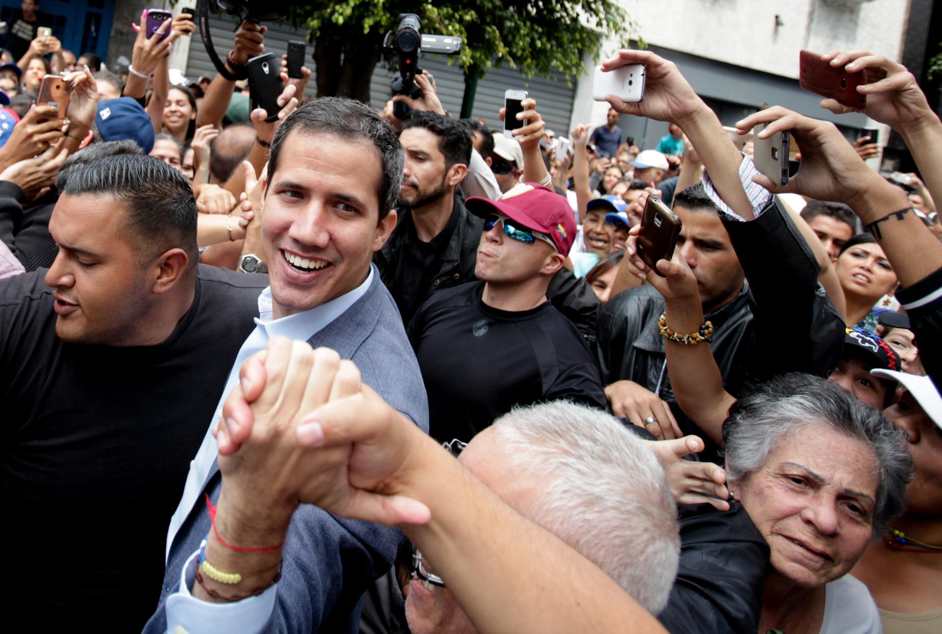 Oppositionsledaren Juan Guaidó omgiven av anhängare under en manifestation i staden Los Teques i lördags.