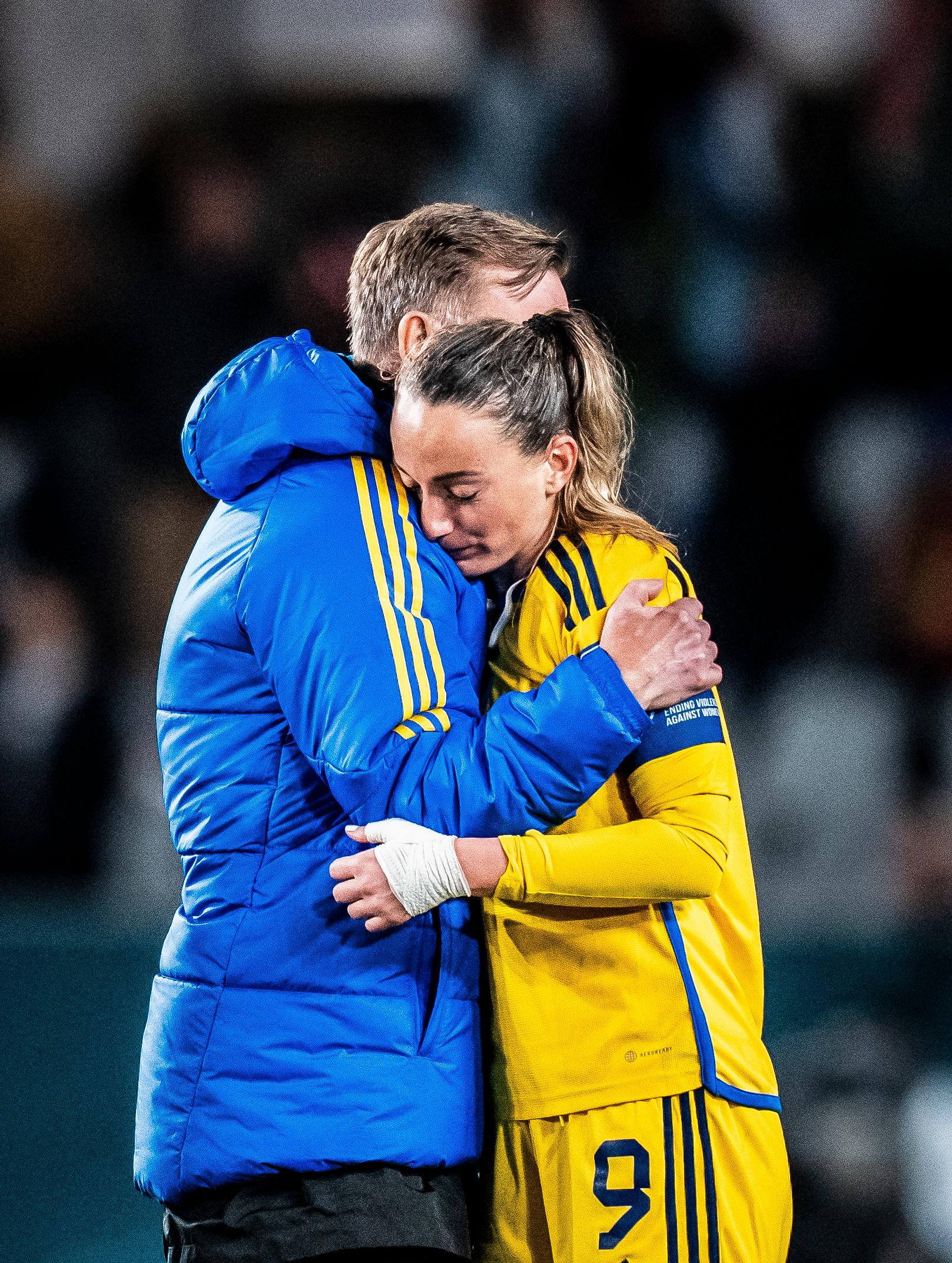 Förbundskapten Peter Gerhardsson kramar om Kosovare Asllani efter matchen. 