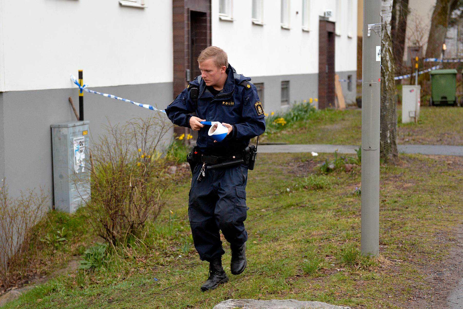 Polis spärrar av efter rånet vid Hammarbyhöjden i Stockholm.