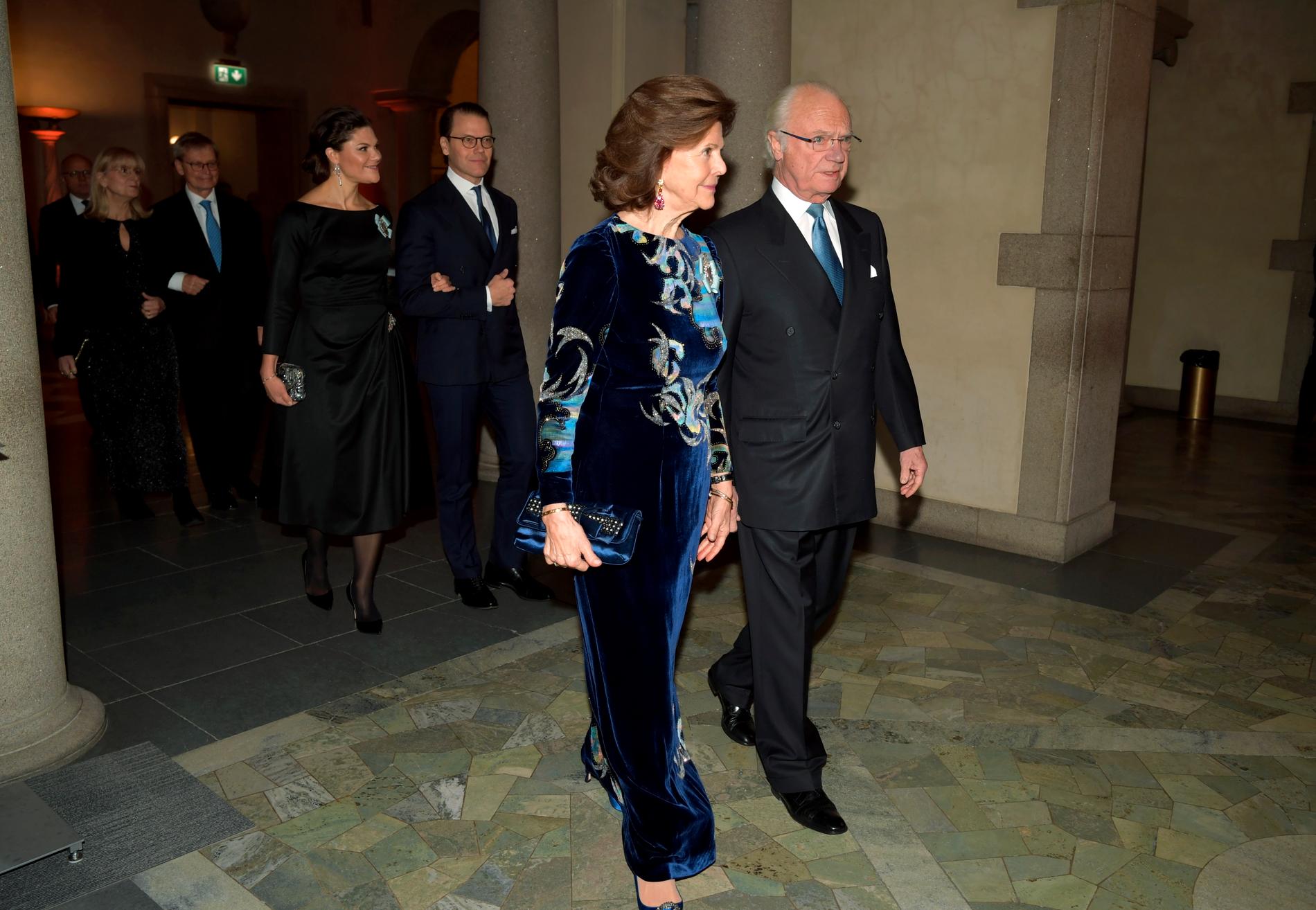 Drottning Silvia och kung Carl Gustaf på väg till Nobelprisutdelningen i december. Bakom dem kronprinsessan Victoria och prins Daniel. Arkivbild.