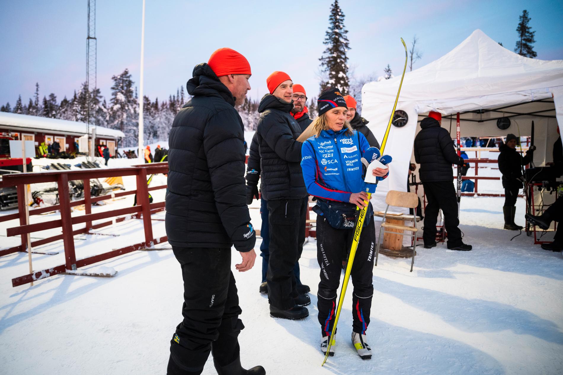 Frida Karlssons mamma Mia Karlsson lämnar in sin dotters skidor i zon 1 inför sprinten i Gällivare.