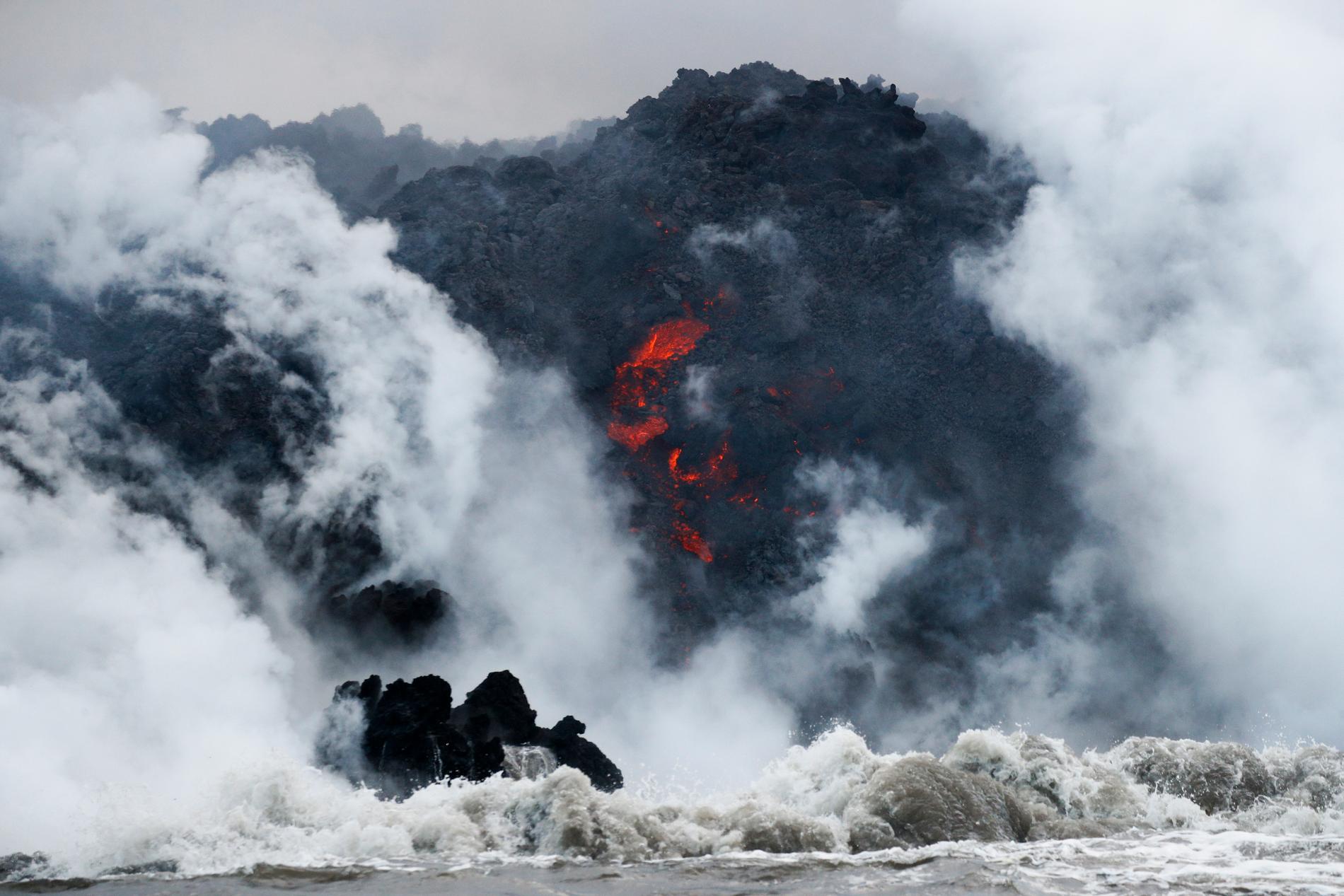 Bild från den 20 maj på lavan där den möter havet.