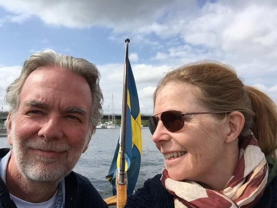 Christian Springfeldt på båttur tillsammans med sin fru Biggles.