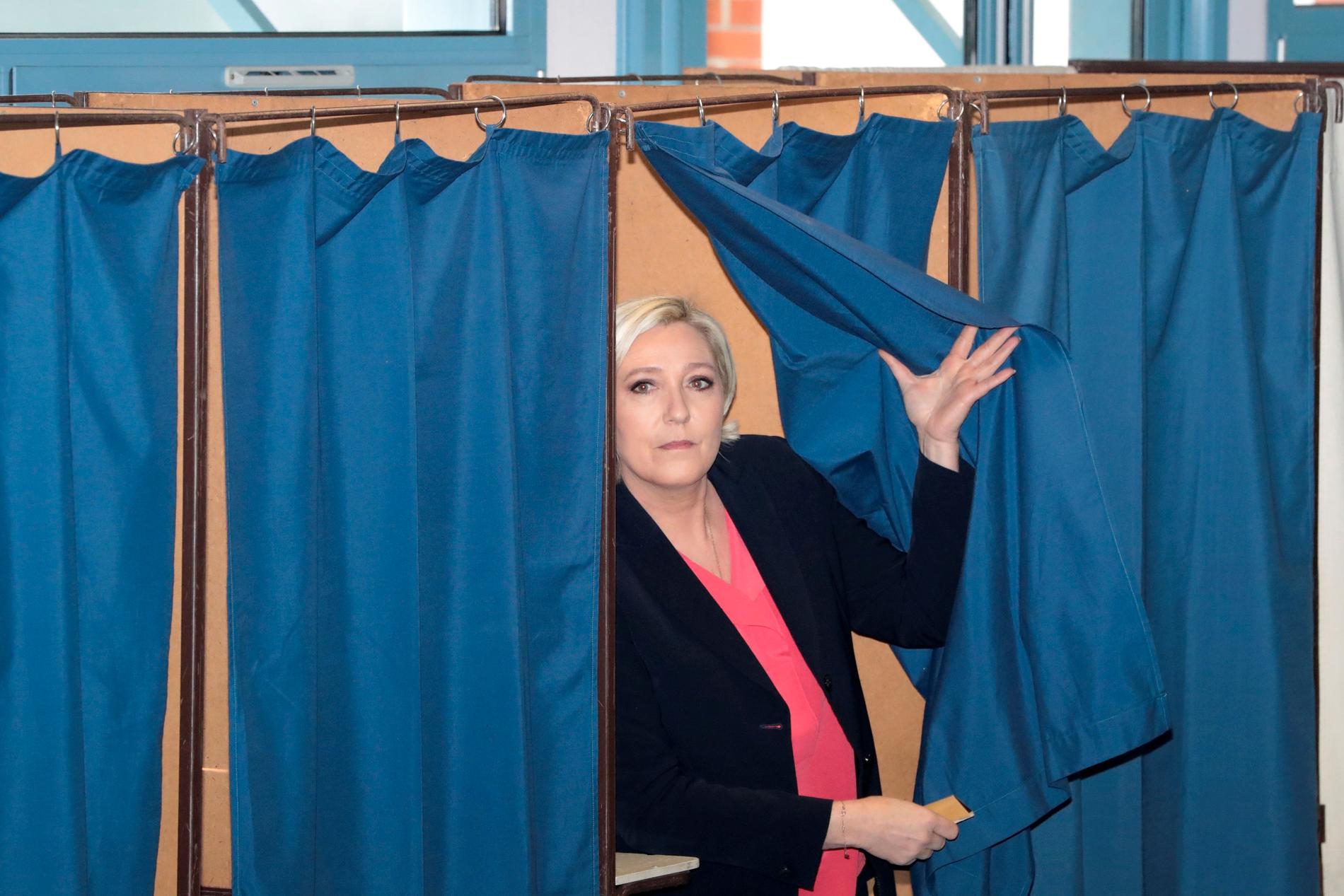 Presidentkandidaten Le Pen röstar.
