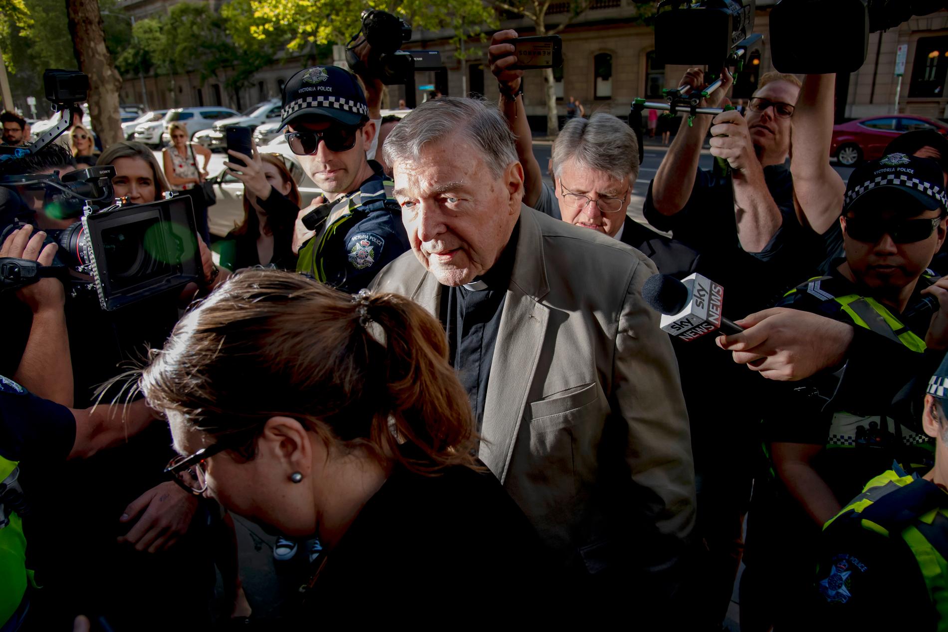 Kardinal George Pell anländer till domstolen i Melbourne, Australien. Han riskerar 25 års fängelse för övergrepp mot två korgossar.