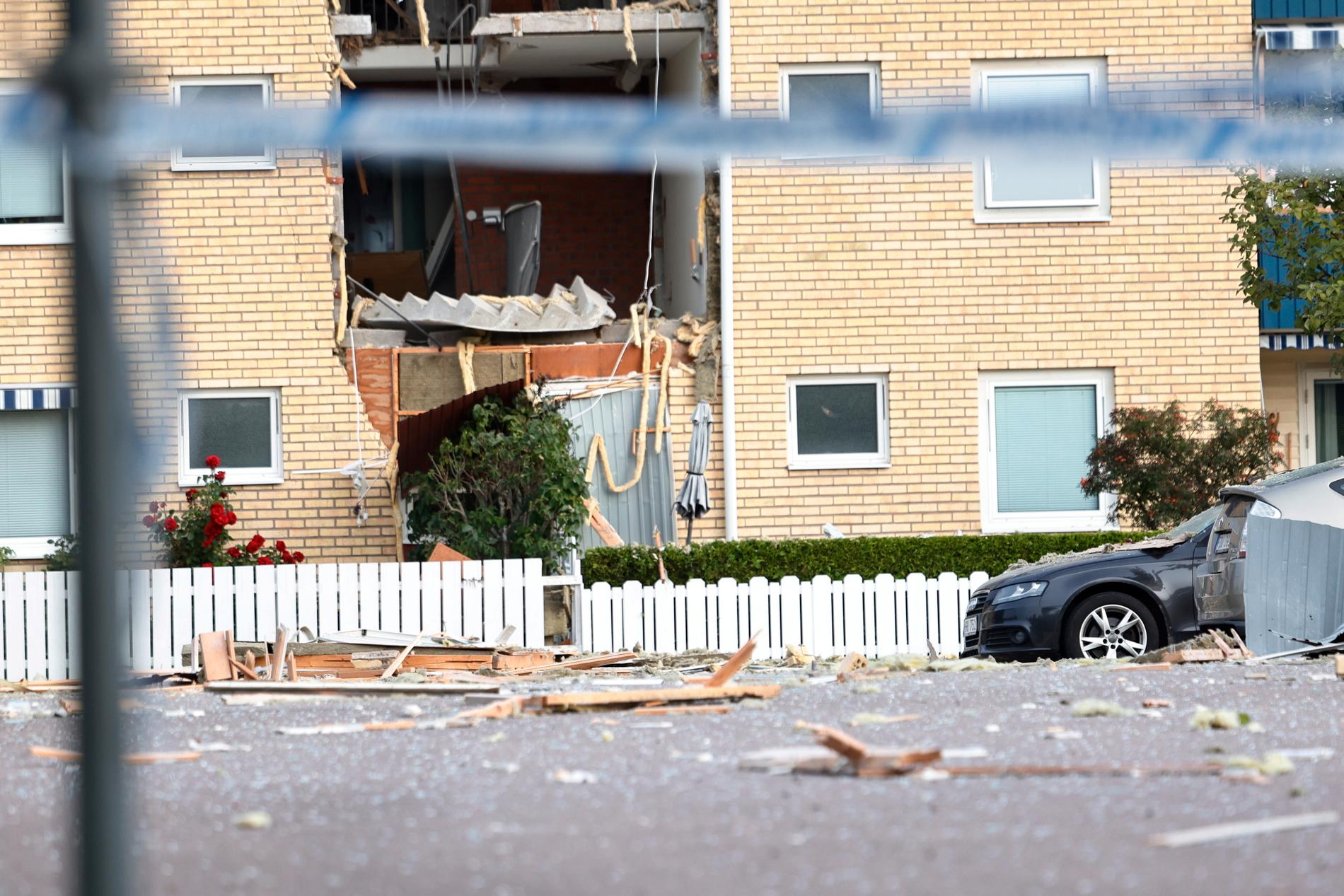 Bortsprängd yttervägg efter en kraftig explosion i ett bostadshus i stadsdelen Ekholmen i Linköping i september. Arkivbild.