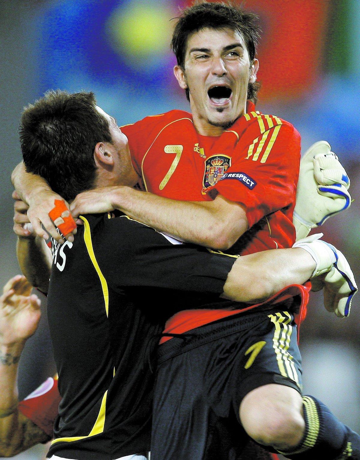 ÄNTLIGEN! Anfallaren David Villa kastar sig i målvakten Iker Casillas famn efter straffvinsten.