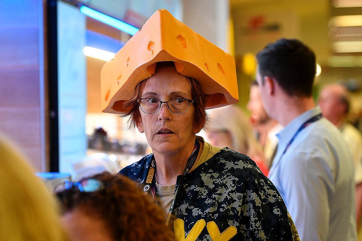 Kvinnan i osthatt är bland det mest normala på republikanernas partikonvent i Cleveland.