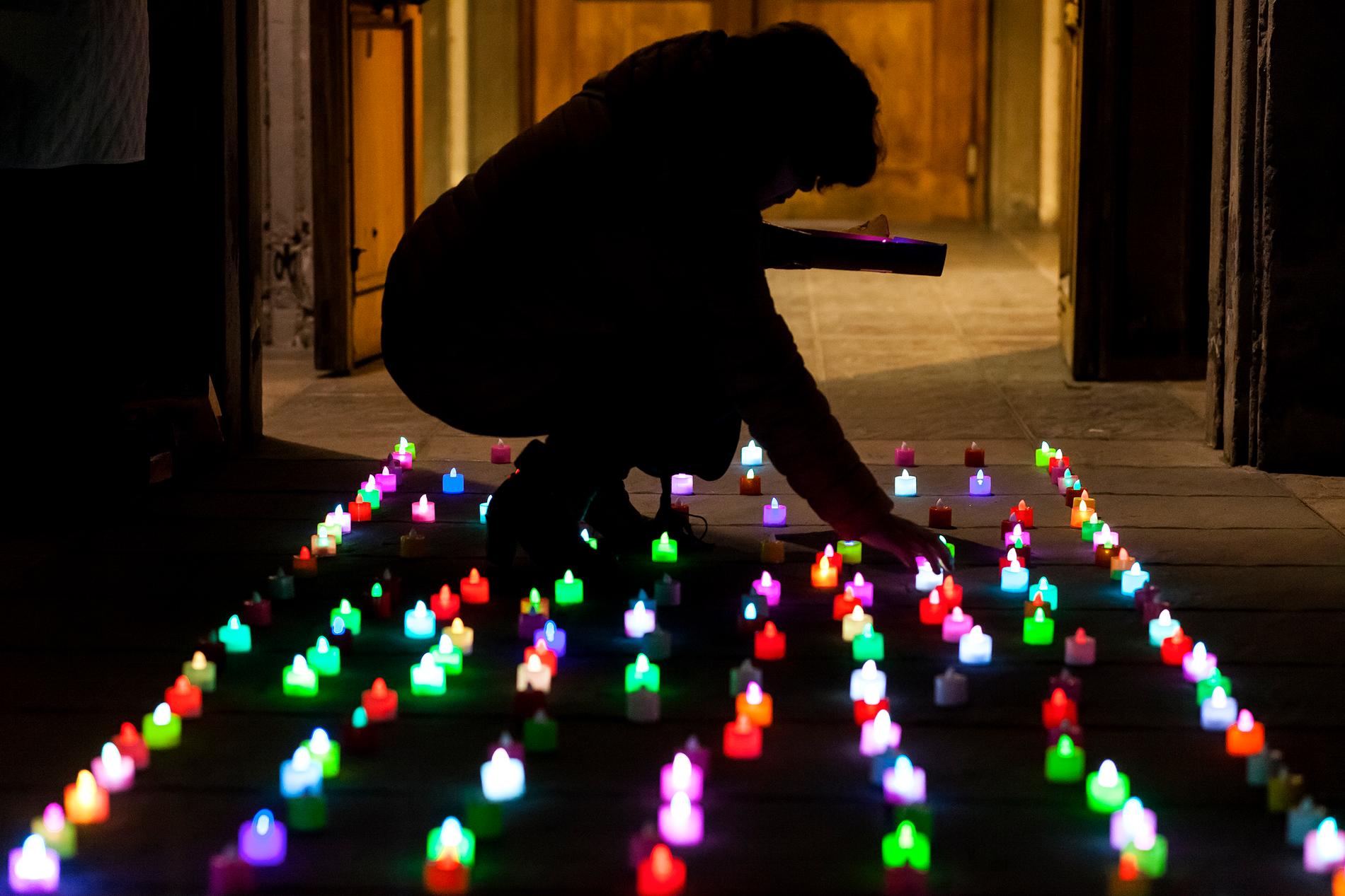 En kvinna tänder ljus i katedralen i Osorno, där ärkebiskop Juan Barros varit verksam.