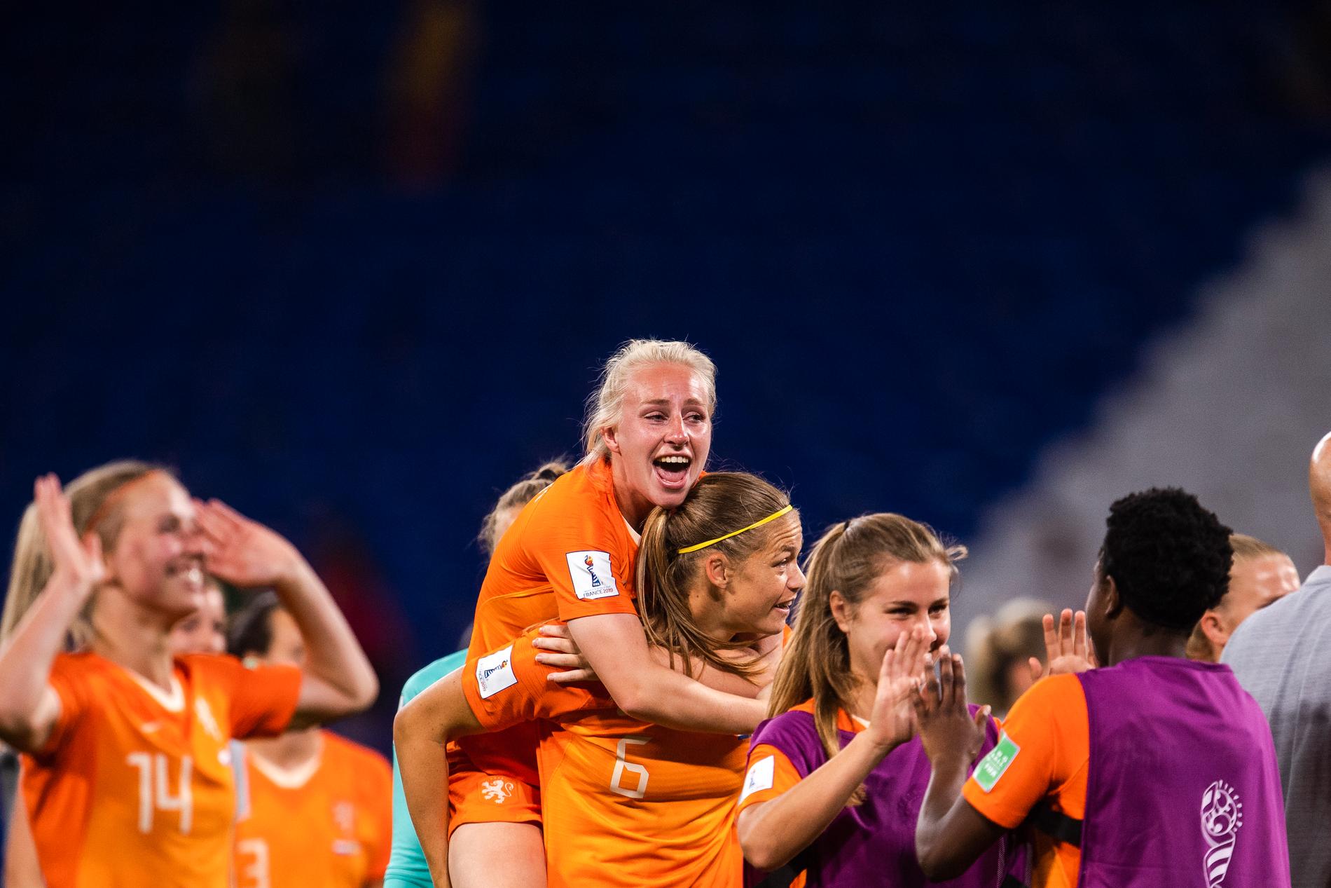 Nederländska spelarna jublar efter semifinalsegern mot Sverige