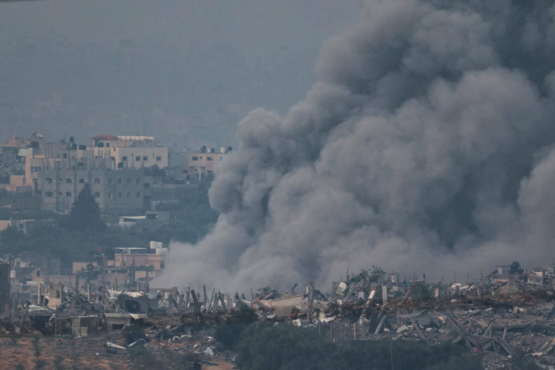 Rök bolmar efter en israelisk attack mot Gaza. Arkivbild.