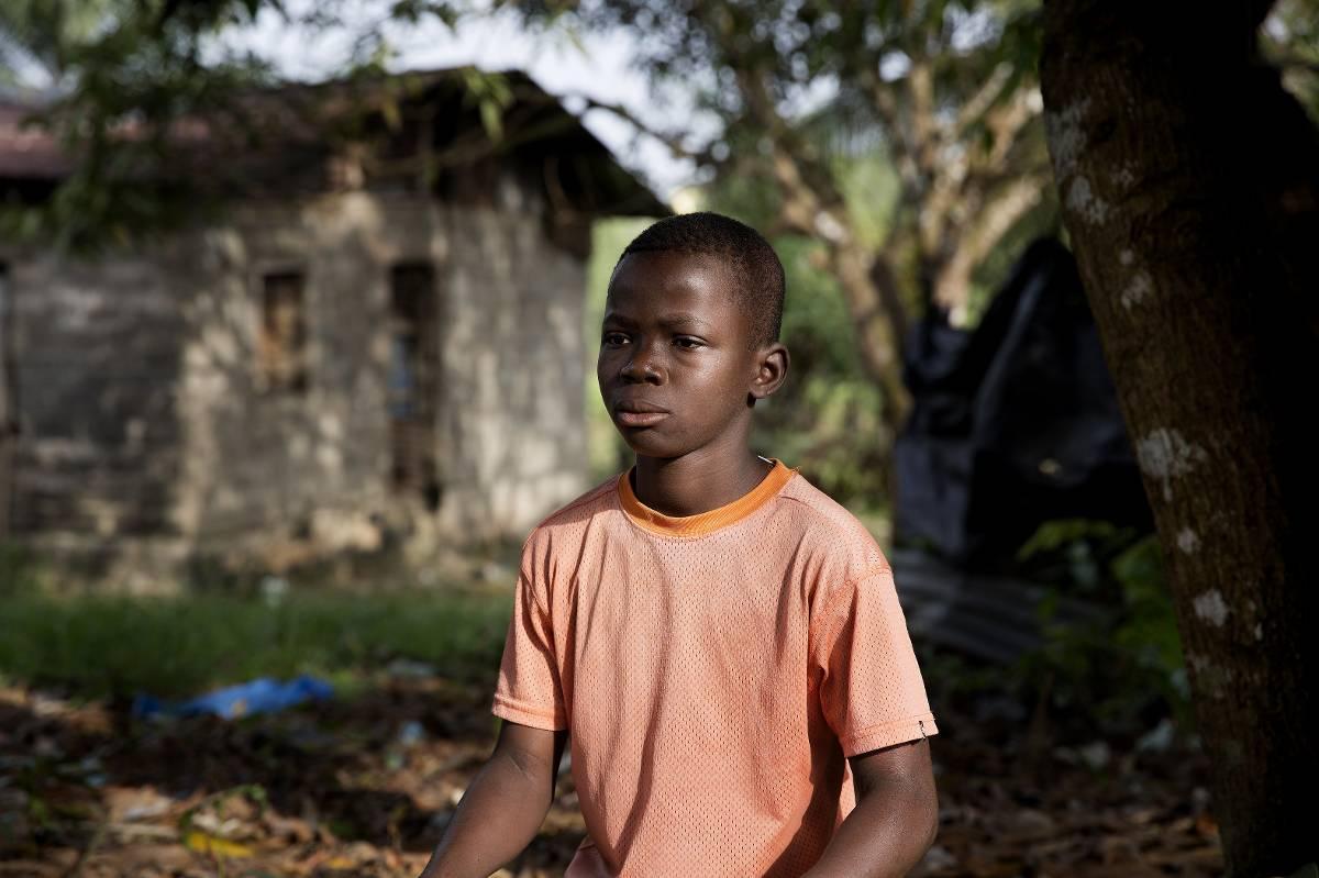 ”Ingen ville leka med mig” Osman, 12, bor hos sina släktingar. De har ingen mat, el eller vatten. Nu, två månader efter att hans föräldrar och syskon dött och han själv klarat de 21 dagarna i karantän, kan han röra sig fritt i byn igen. ”I början var det ingen som ville leka med mig”, säger han.