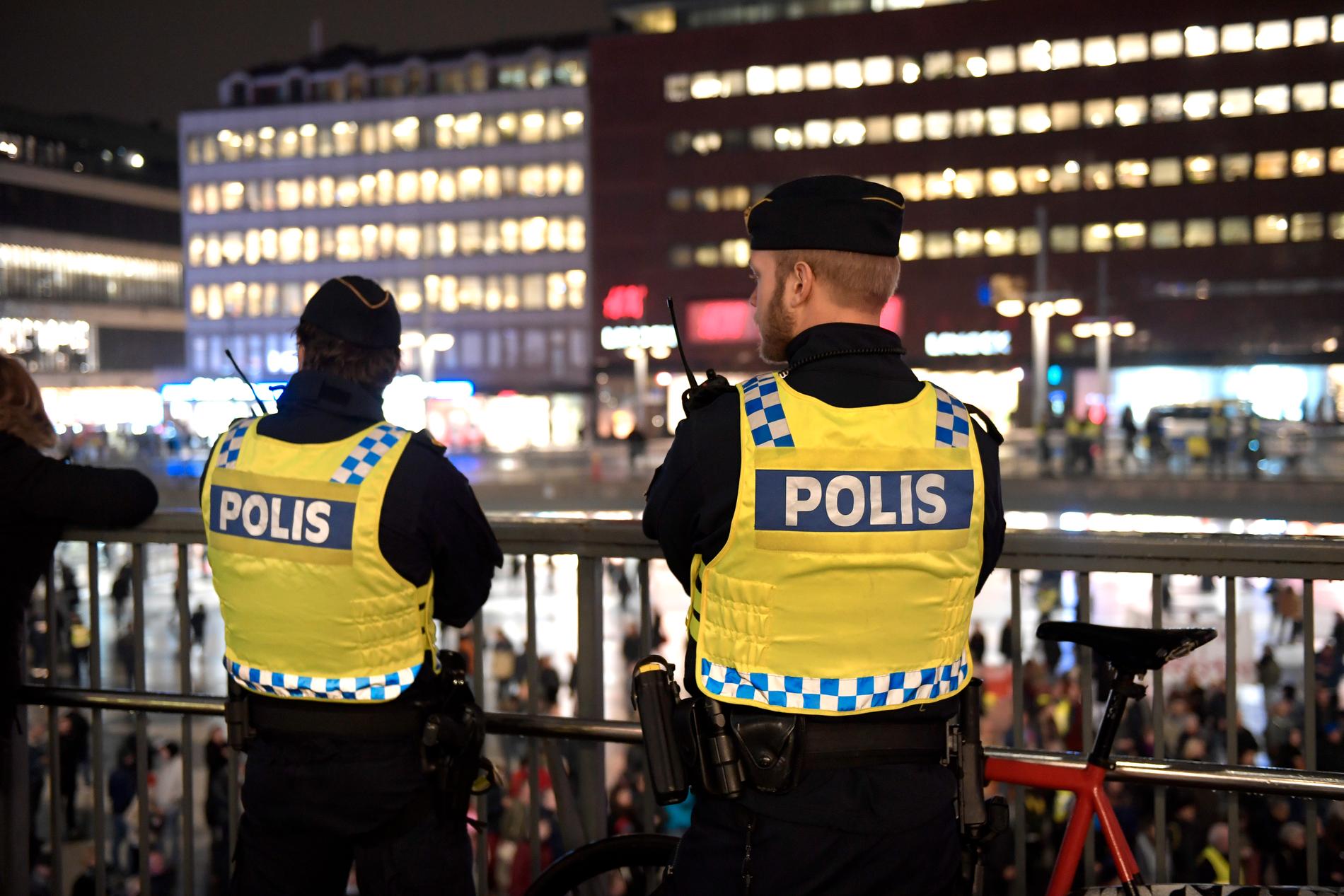 Poliser vid Sergels torg i Stockholm. Bilden har ingen koppling till artikeln.