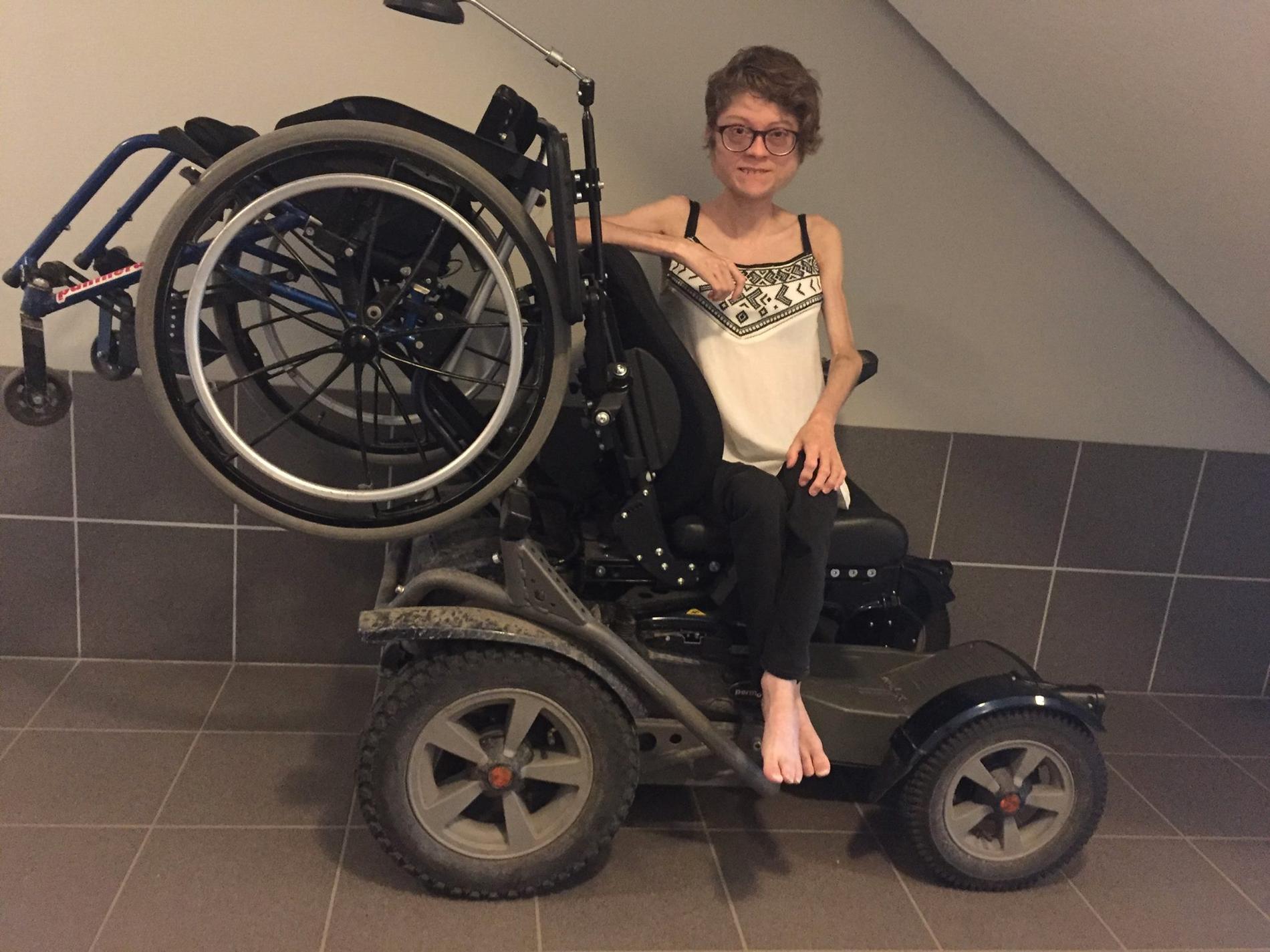 Frida Gustafsson med sin permobil och rullstol.