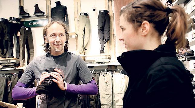 Jon Ljunglöf på Naturkompaniet visar skorna som gäller.