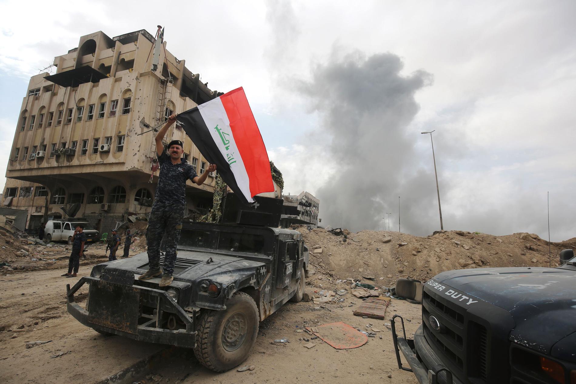 En irakisk soldat firar i Gamla stan i Mosul.