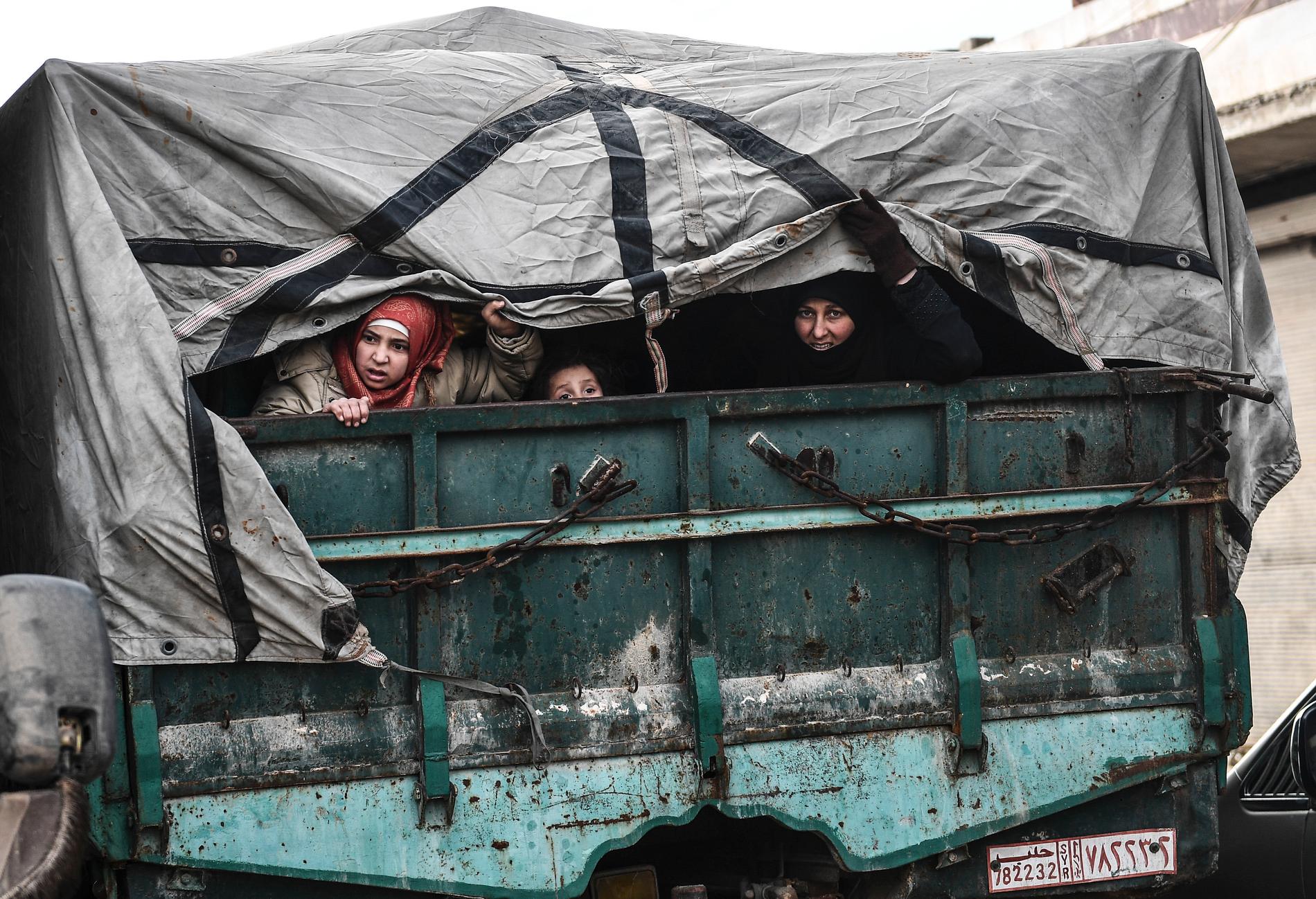 Civila på flykt norrut i Syrien nära gränsen mot Turkiet. Arkivbild.