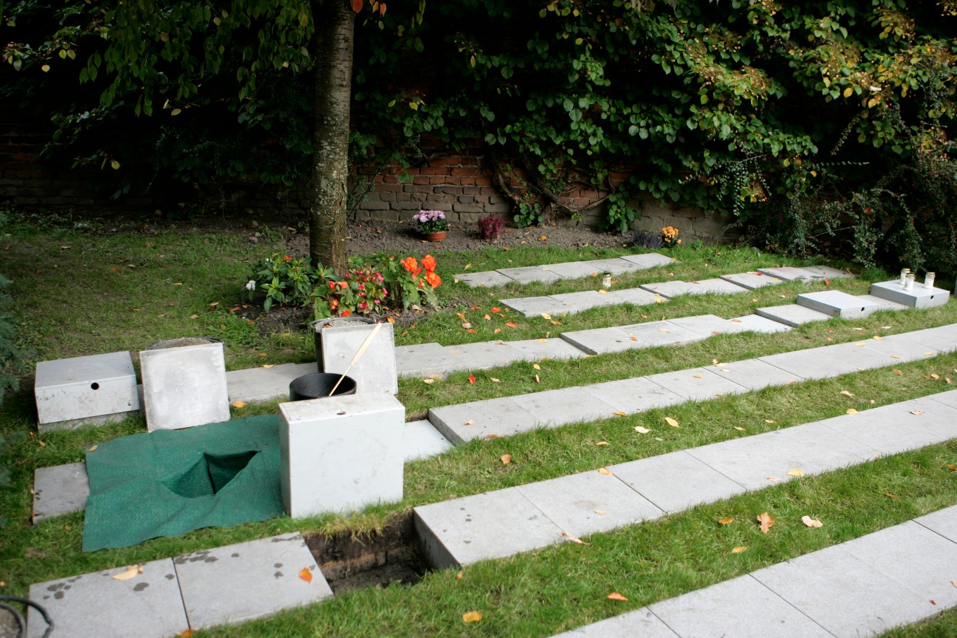 Upp emot 115 bronsplattor har stulits från askgravplatserna på en kyrkogård i Falun. Kyrkogården på bilden är inte den drabbade. Arkivbild.