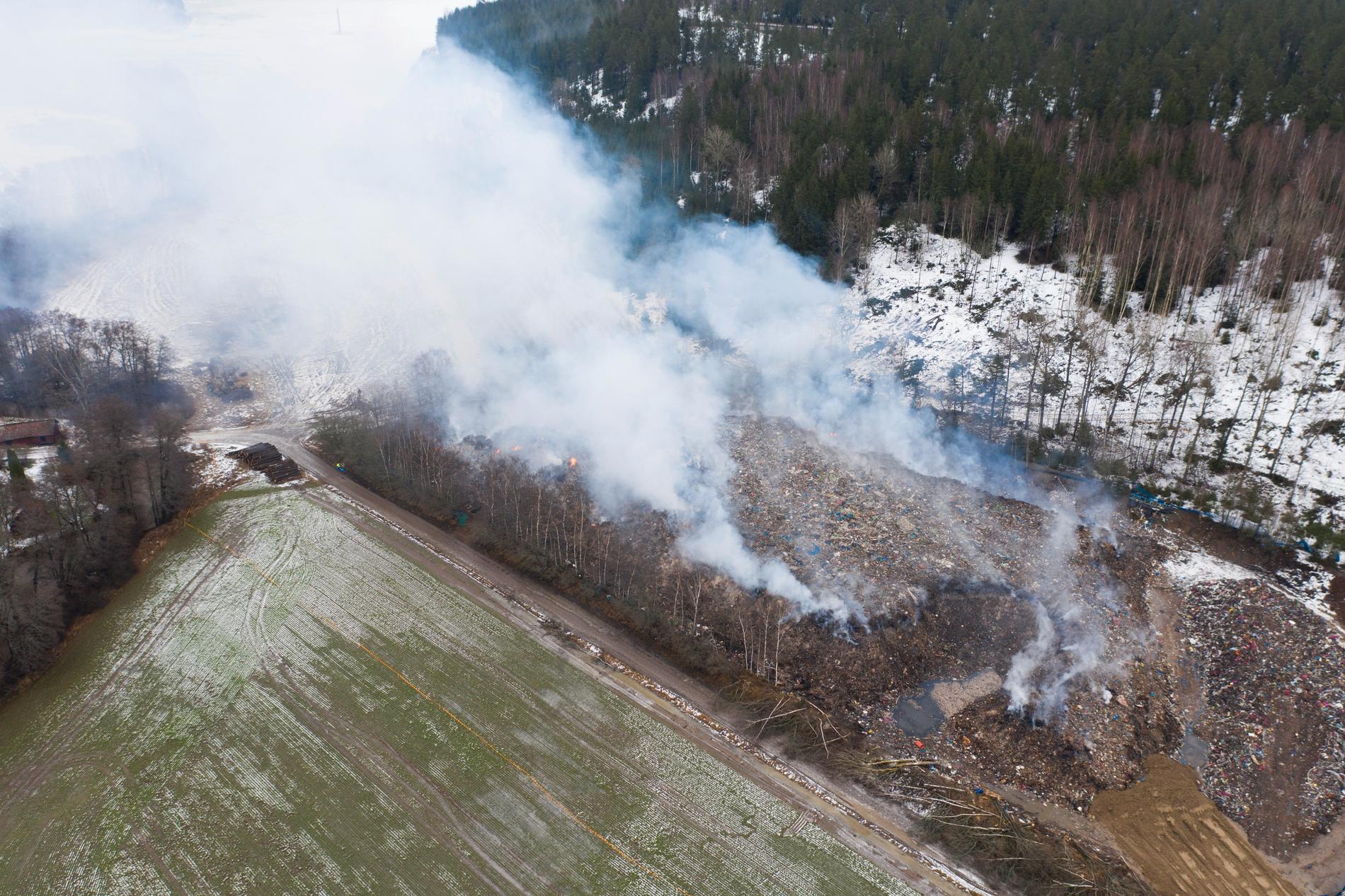 Nu ska branden på en soptipp i Kagghamra söder om Stockholm äntligen släckas.