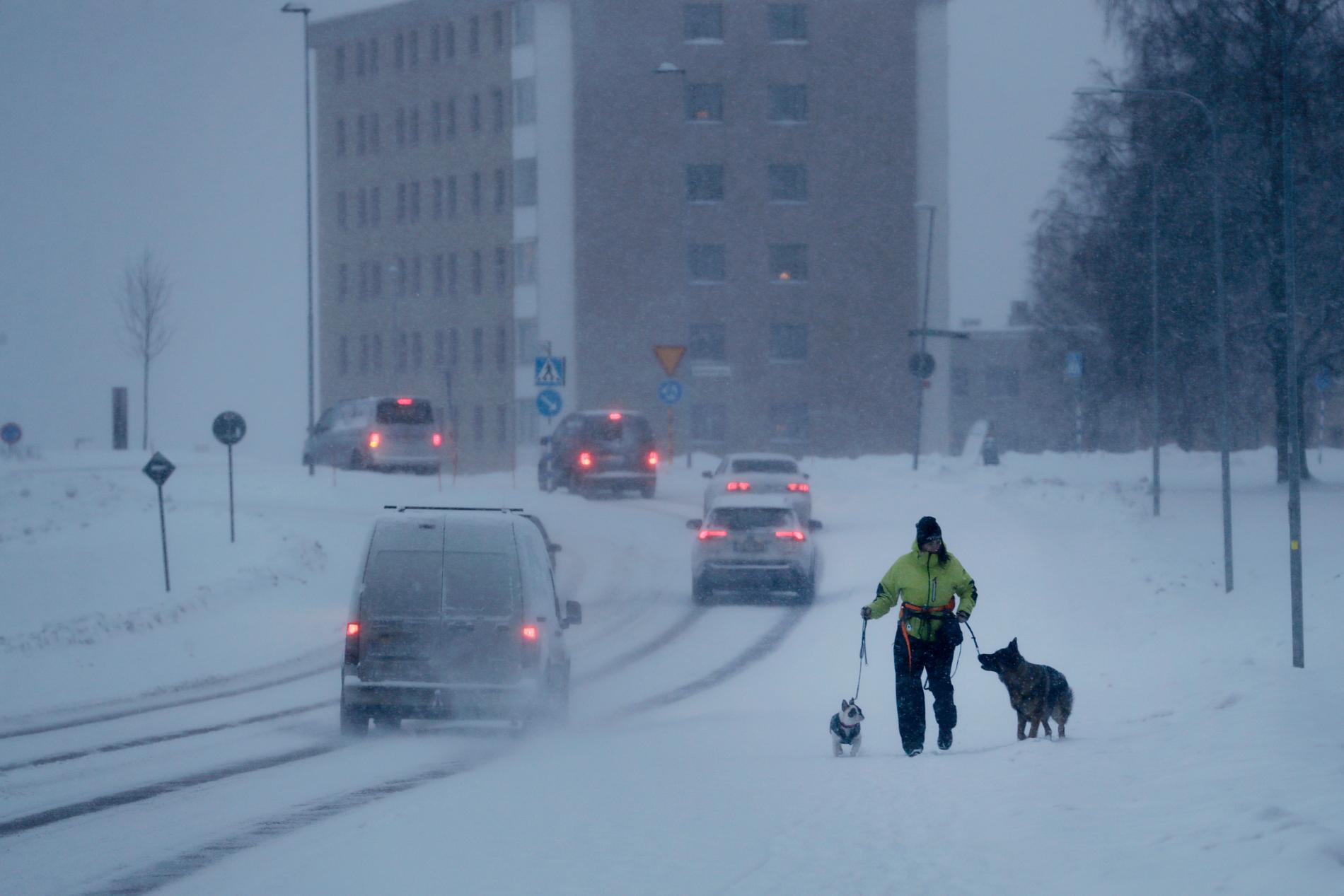 I Härnösand, Örnsköldsvik, Sollefteå och Sundsvall stänger skolorna på grund av snövädret.