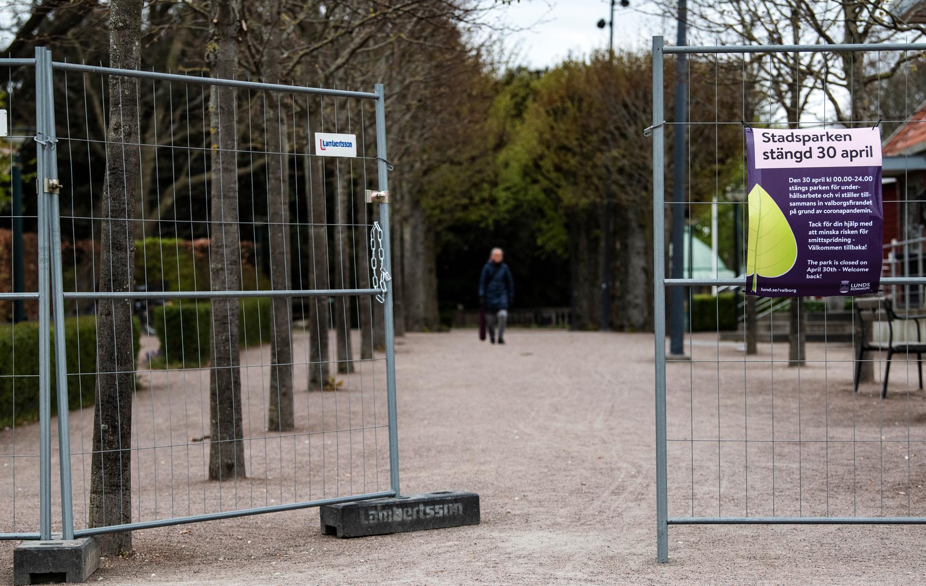 Stadsparken i Lund var stängd och nygödslad med hönsbajs under valborg 2020.