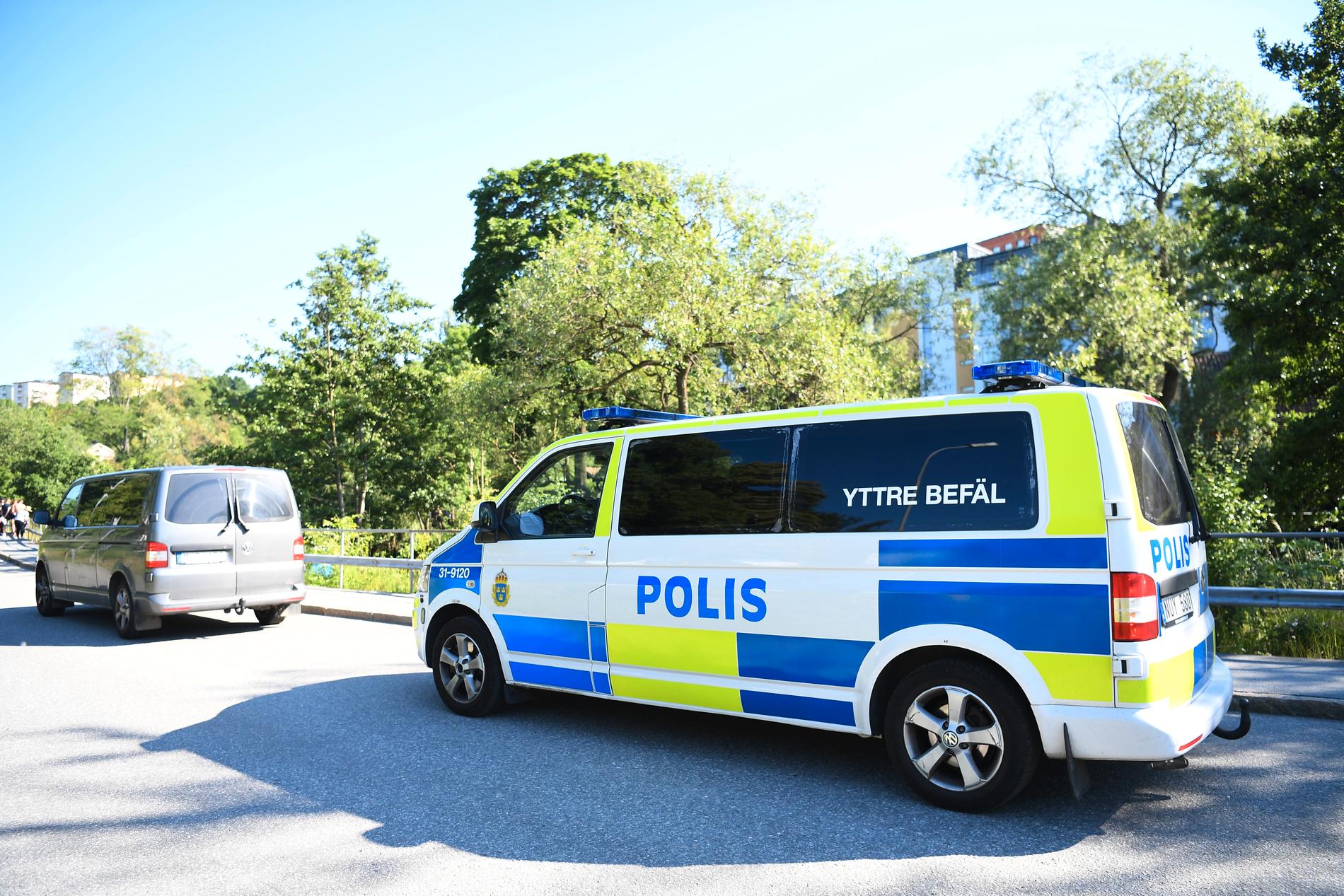 Polis vid Karlbergskanalen i Stockholm.